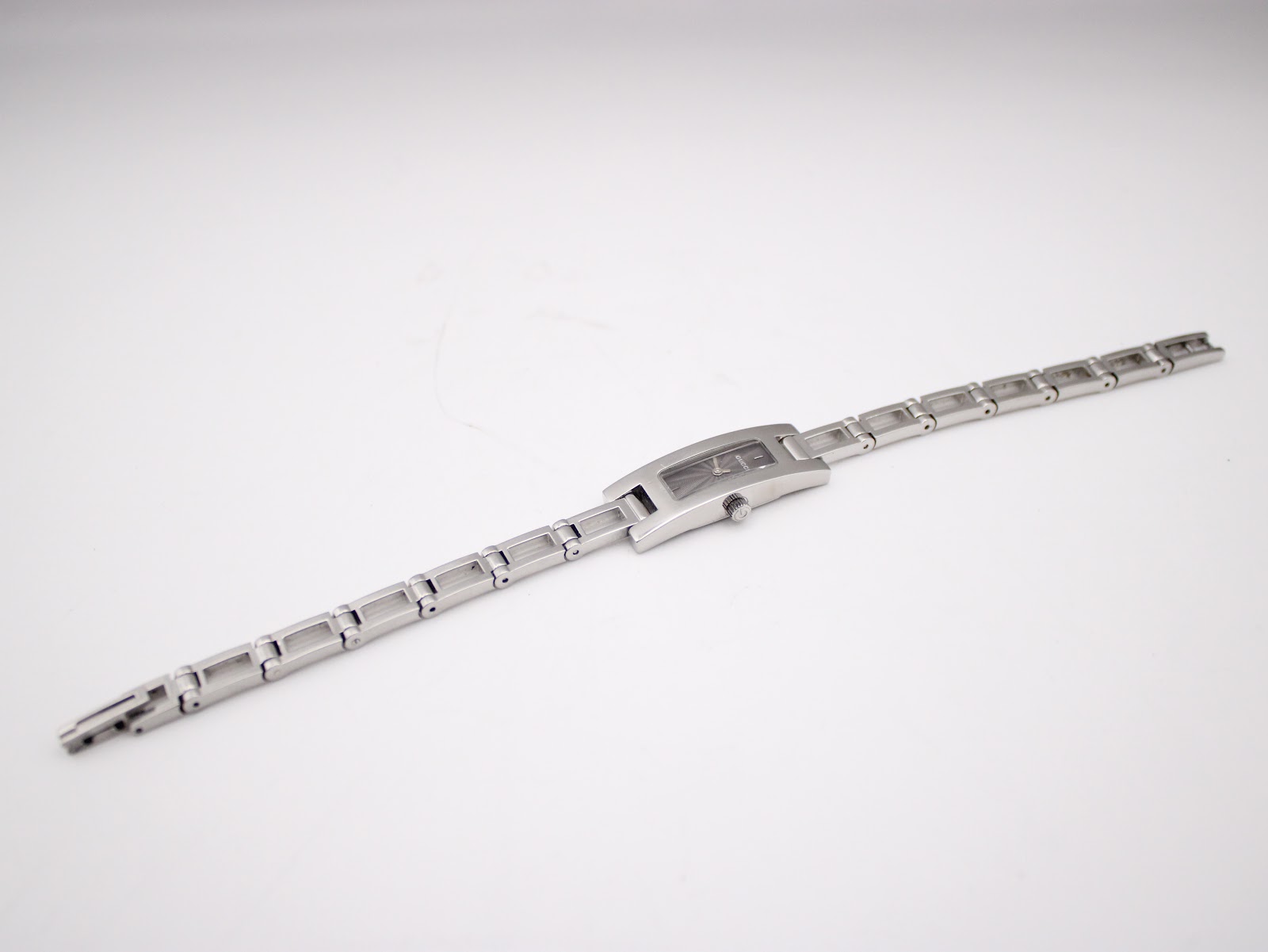 Overhead view of the Gucci 3900L watch with its integrated stainless steel bracelet fully extended.