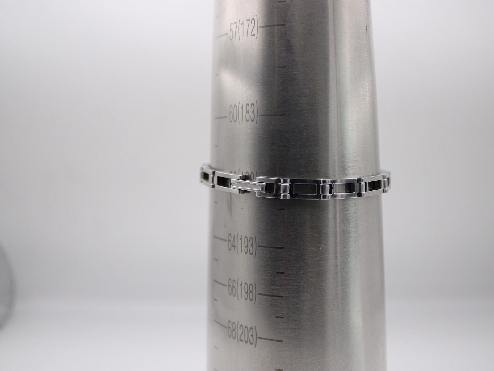 The Gucci 3900L watch bracelet on a wrist sizing cone, indicating a maximum wrist circumference of approximately 18.5cm.