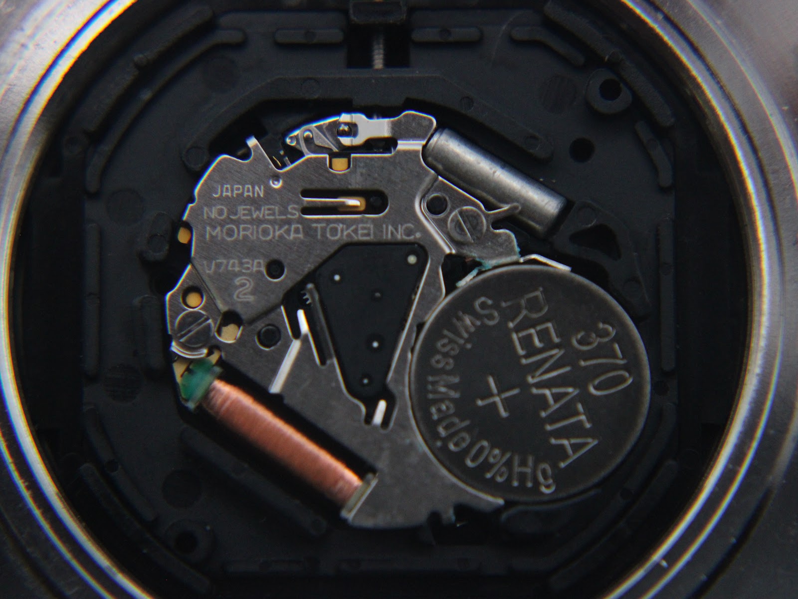 Macro shot of the Seiko V743A quartz movement with a Renata 370 battery.