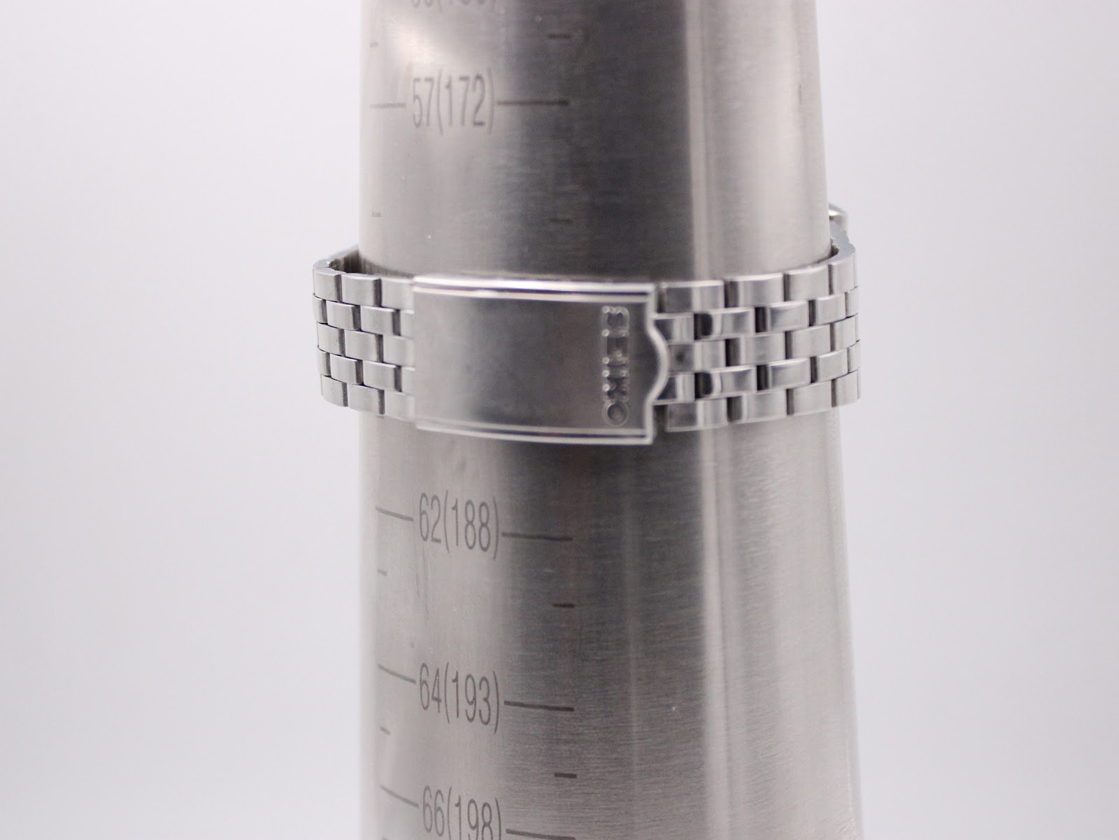 The Seiko watch bracelet on a sizing gauge, showing a wrist circumference of 18.8cm.