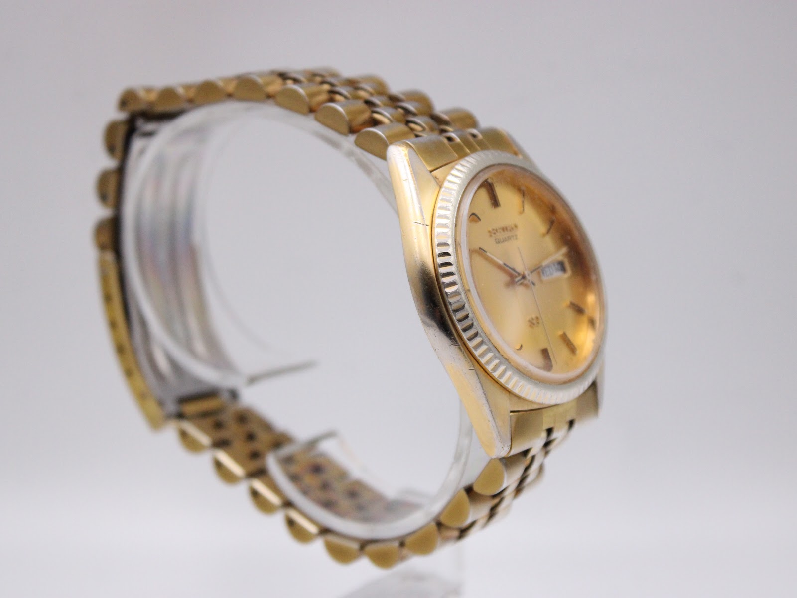 Angled side view of the Seiko 5Y23-8A60 watch, highlighting the case profile and bracelet links.