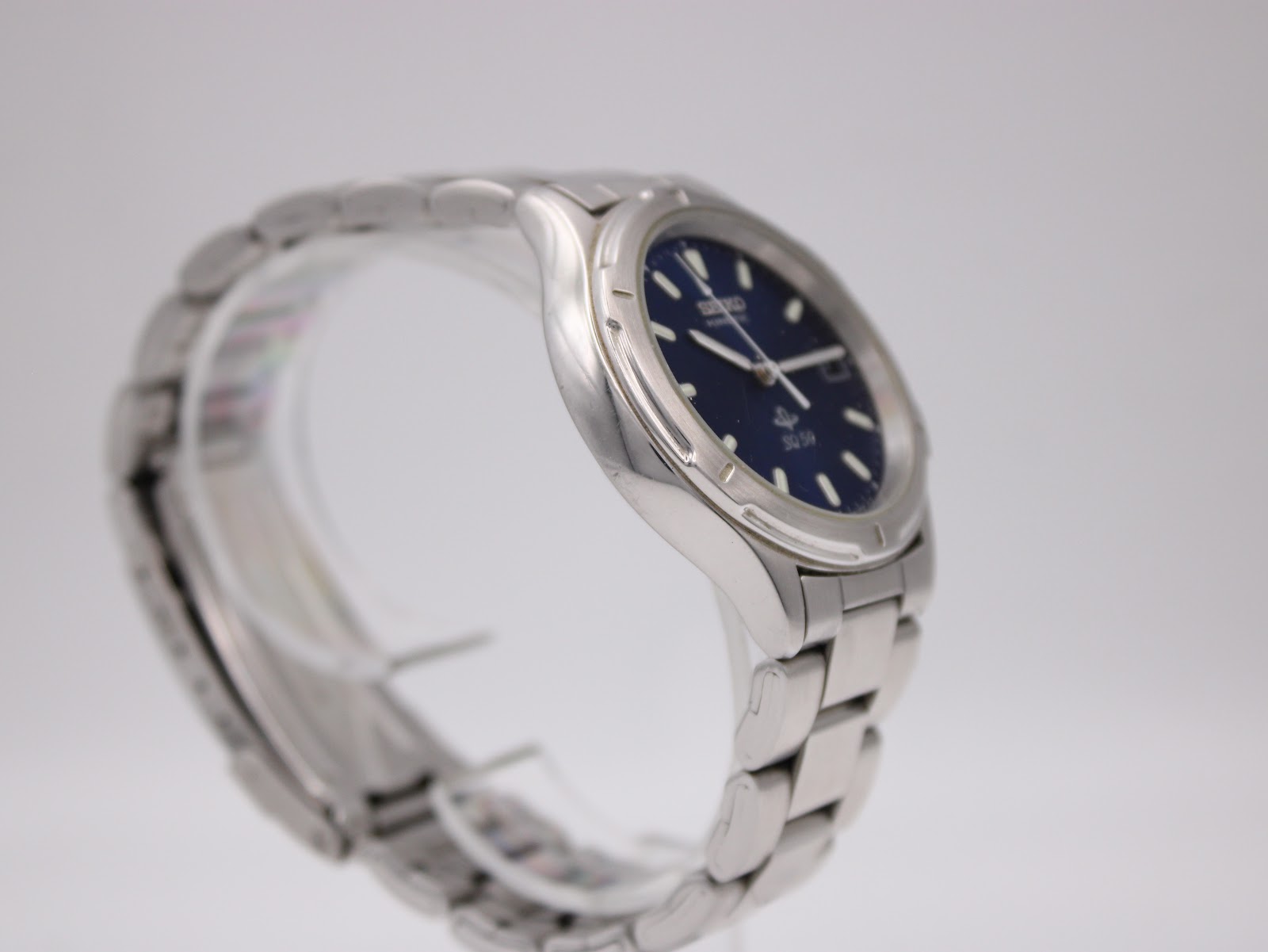 Other side view of Seiko Kinetic watch case and bracelet.