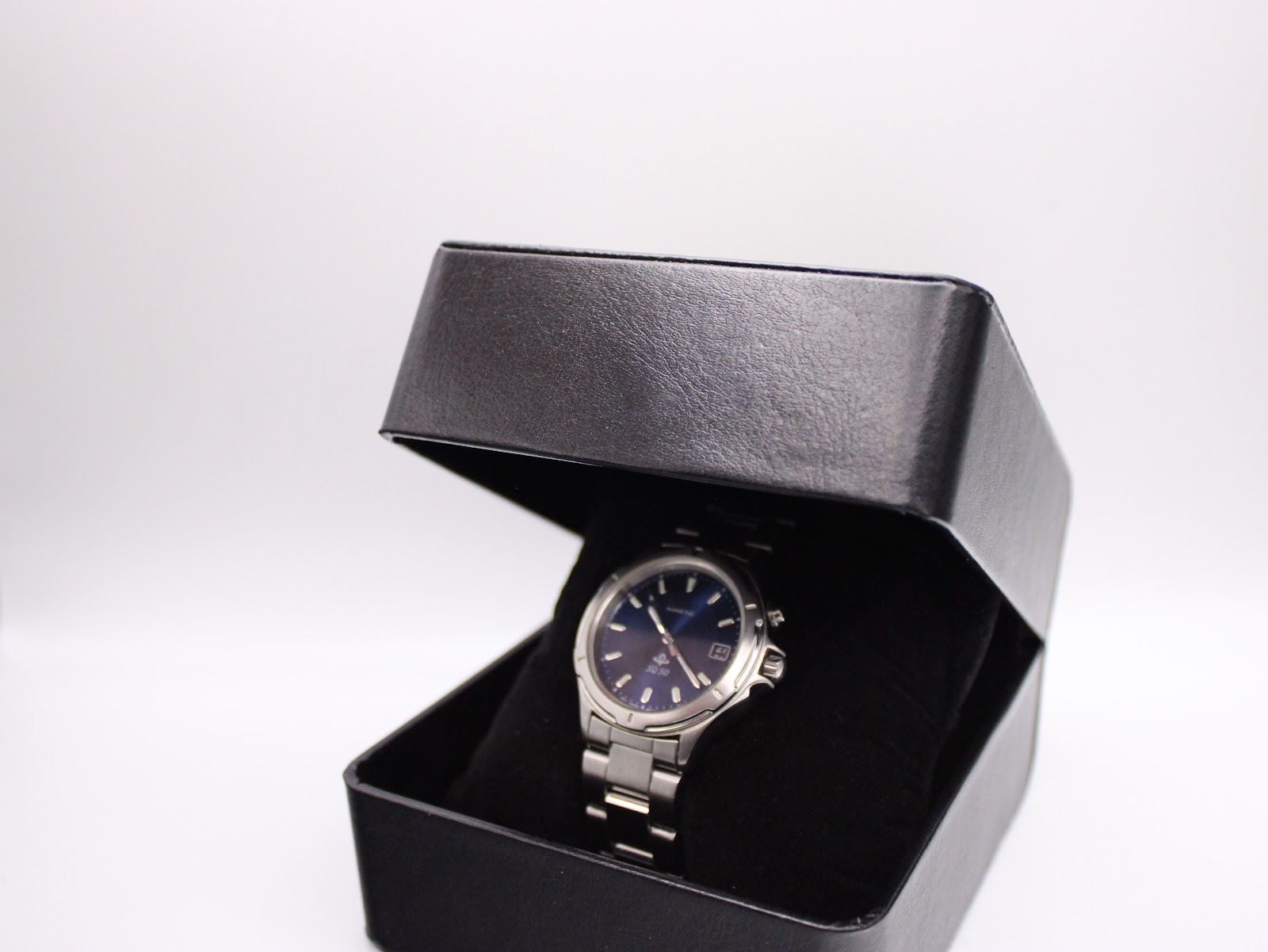 Seiko Kinetic watch displayed in a black presentation box.