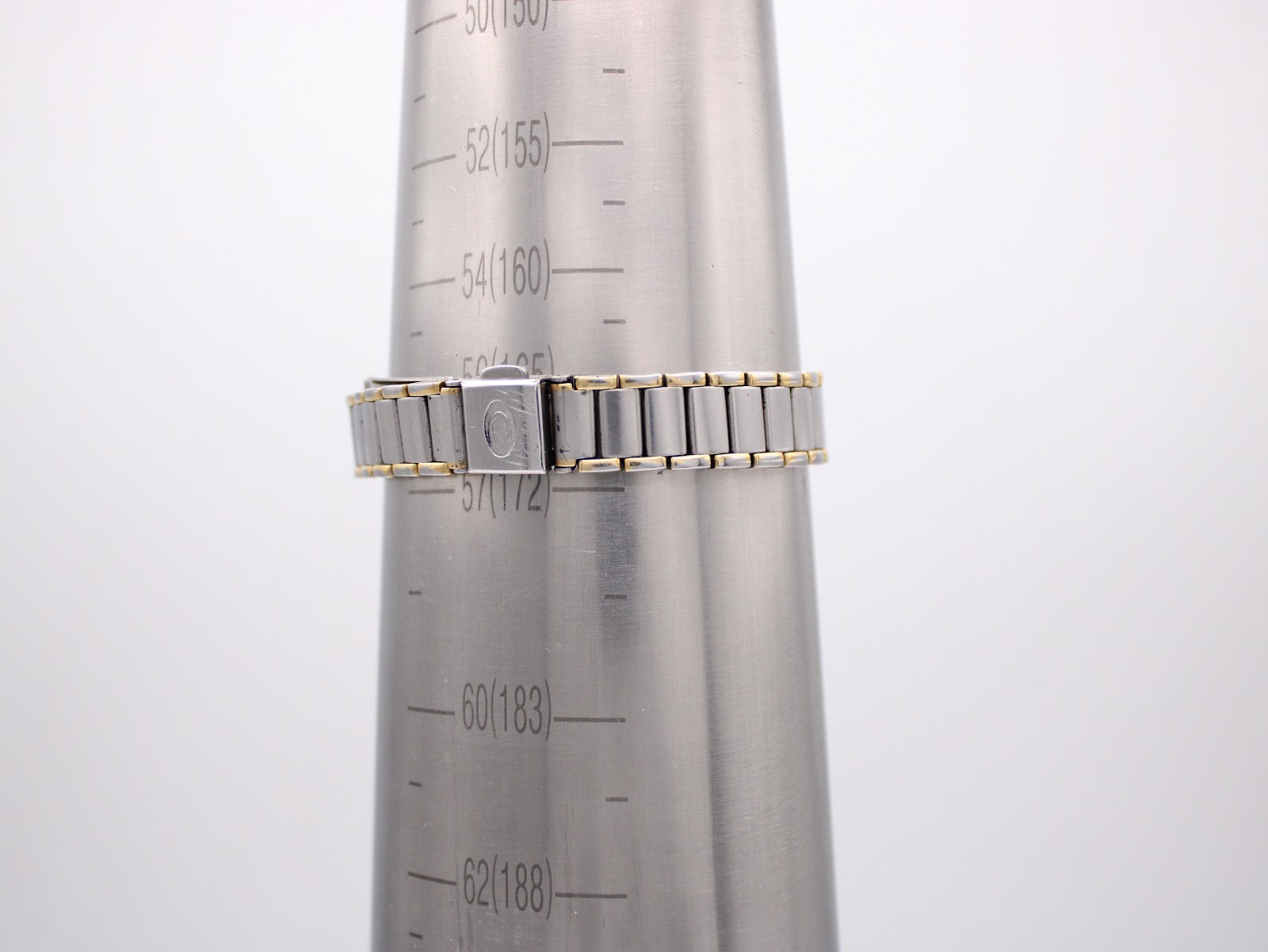 The watch bracelet wrapped around a wrist sizing cone, showing a wrist circumference measurement of approximately 17.2cm.