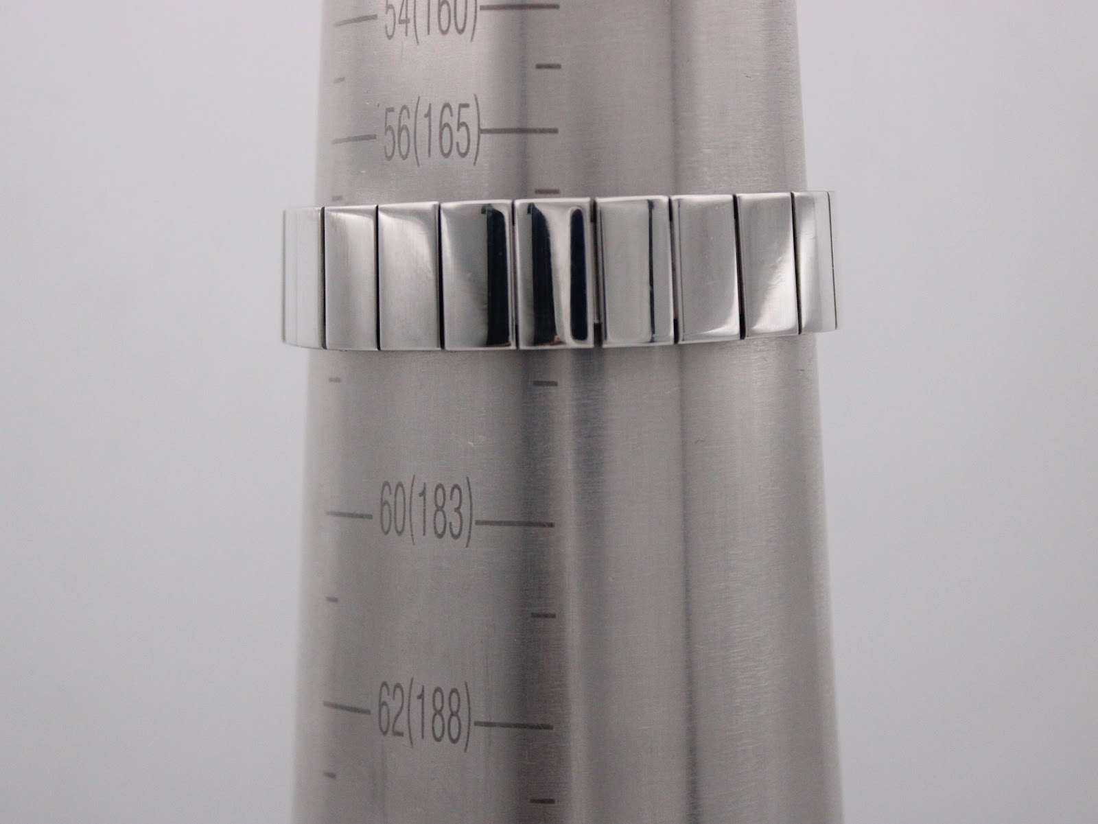 The watch bracelet displayed on a sizing cone, indicating a wrist circumference of approximately 16.5cm (165mm).