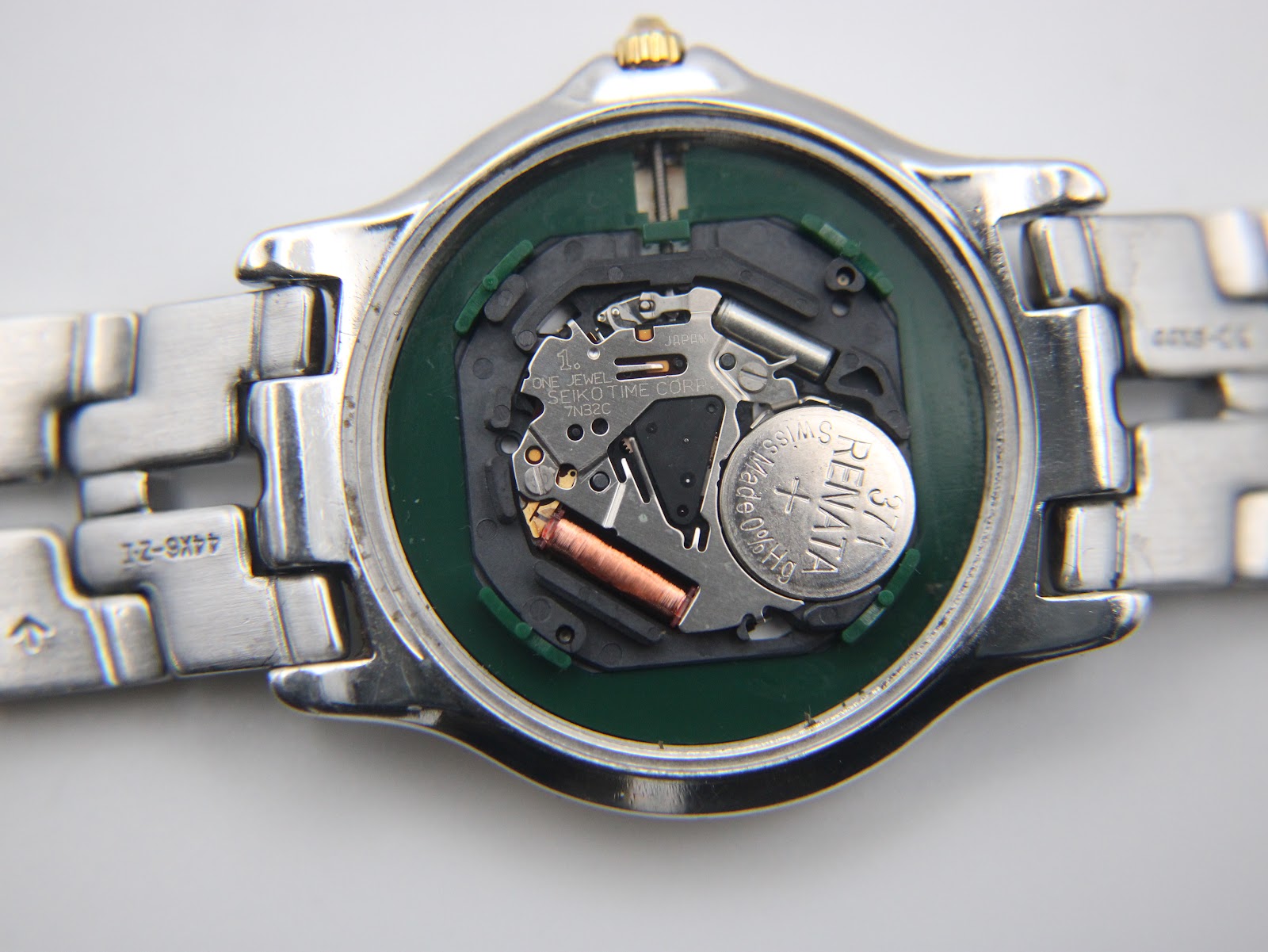 Internal view of the quartz movement, revealing the Seiko 7N32C calibre and a Renata 371 battery.