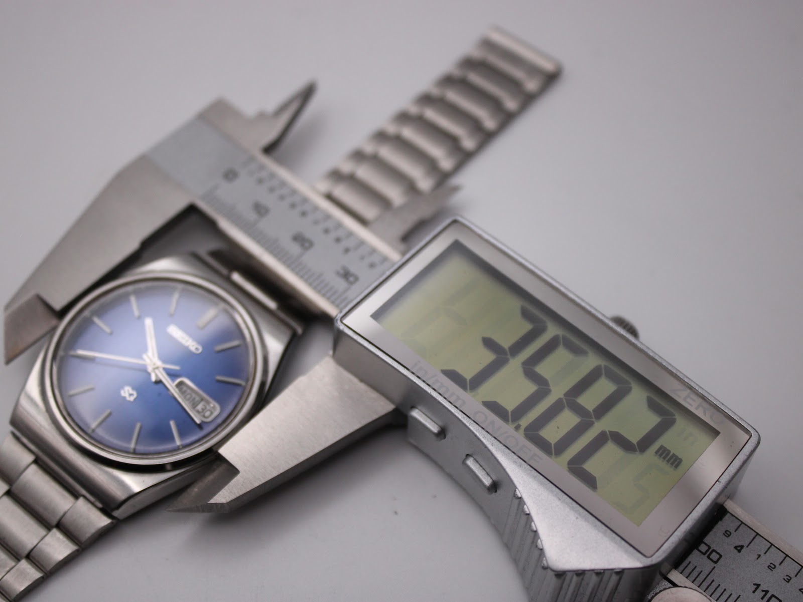 Digital caliper measuring the Seiko watch case, displaying a precise diameter of 36.82mm.