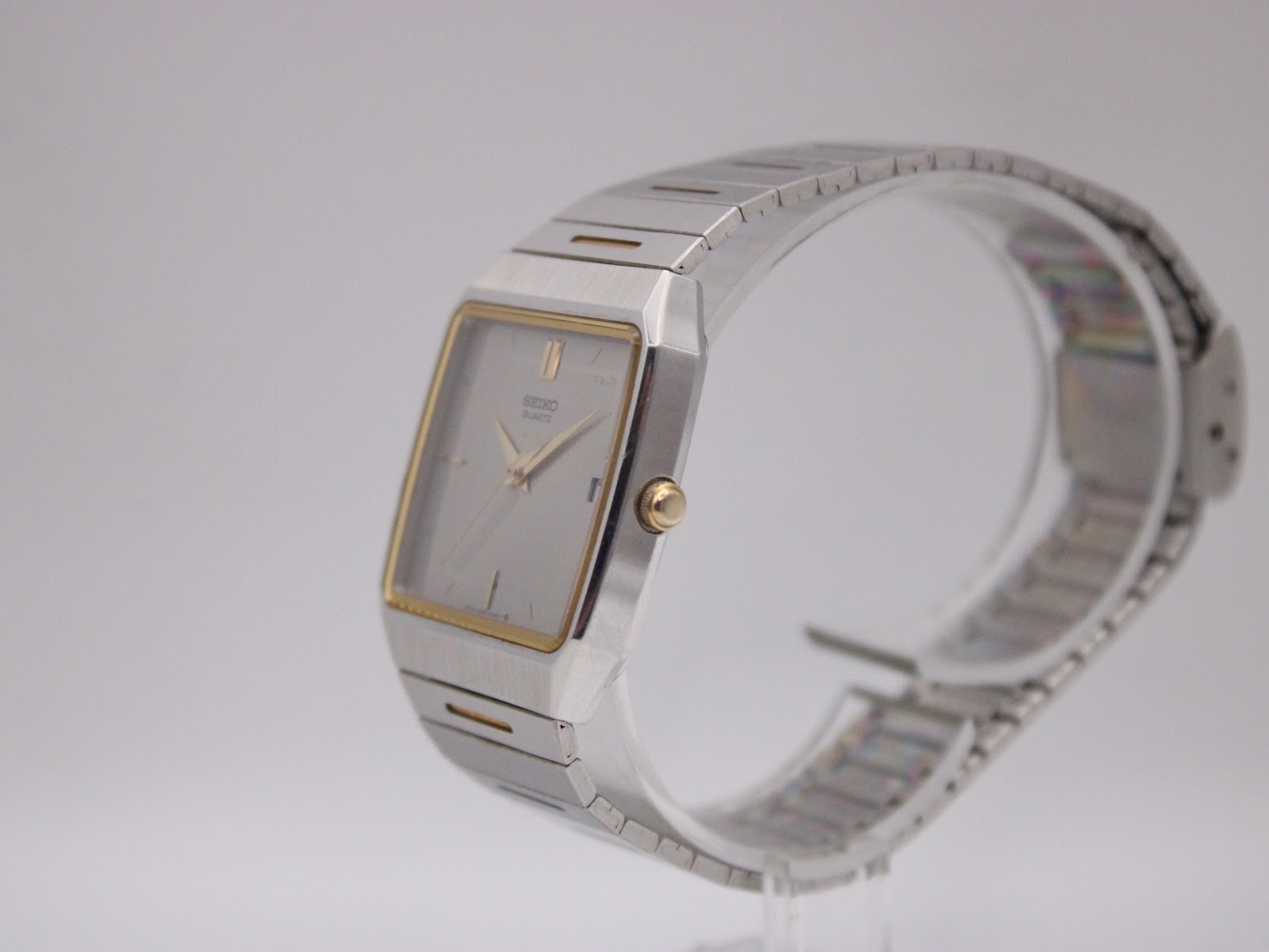 Angled side profile of the vintage Seiko two-tone watch and its integrated bracelet.