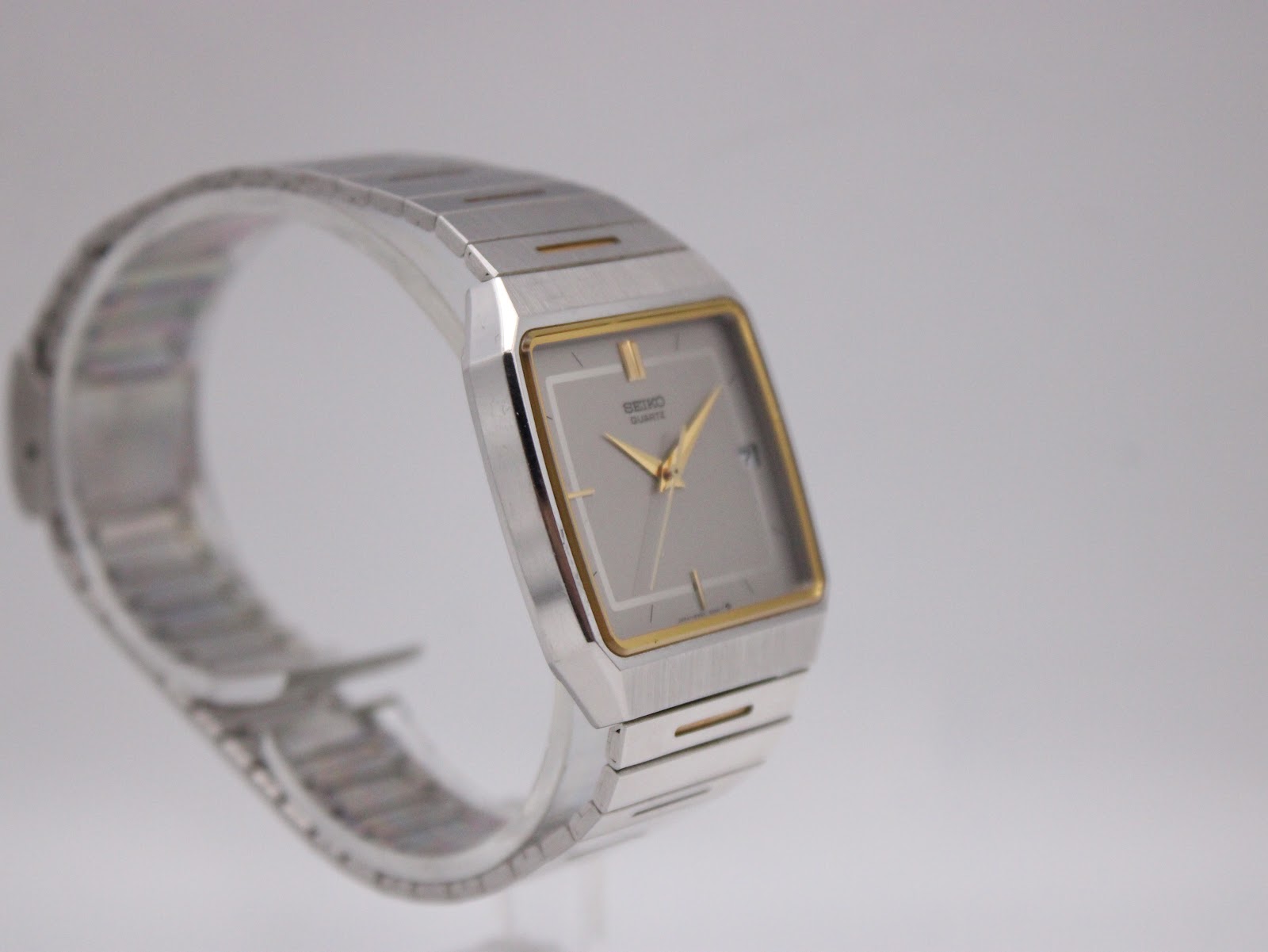 Slightly different angled side view of the Seiko 6532-5260 two-tone watch, highlighting case shape.