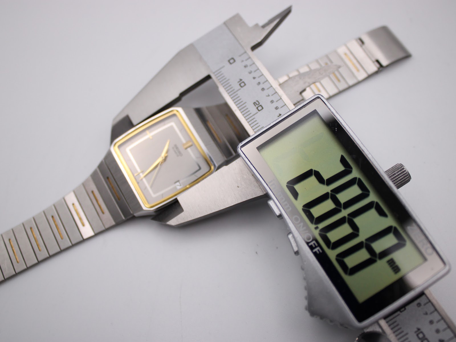 Digital caliper measuring the case diameter of the Seiko watch, displaying 28.62mm.