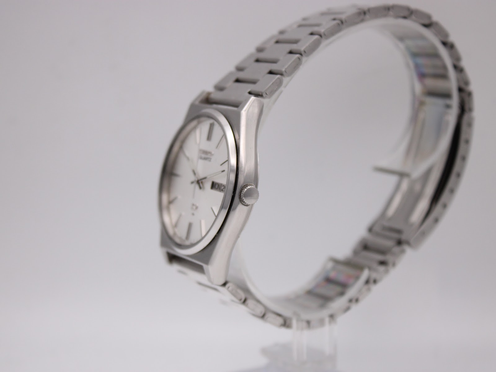 Side profile view of the Seiko 6923-8000, highlighting the slim case and integrated steel bracelet.