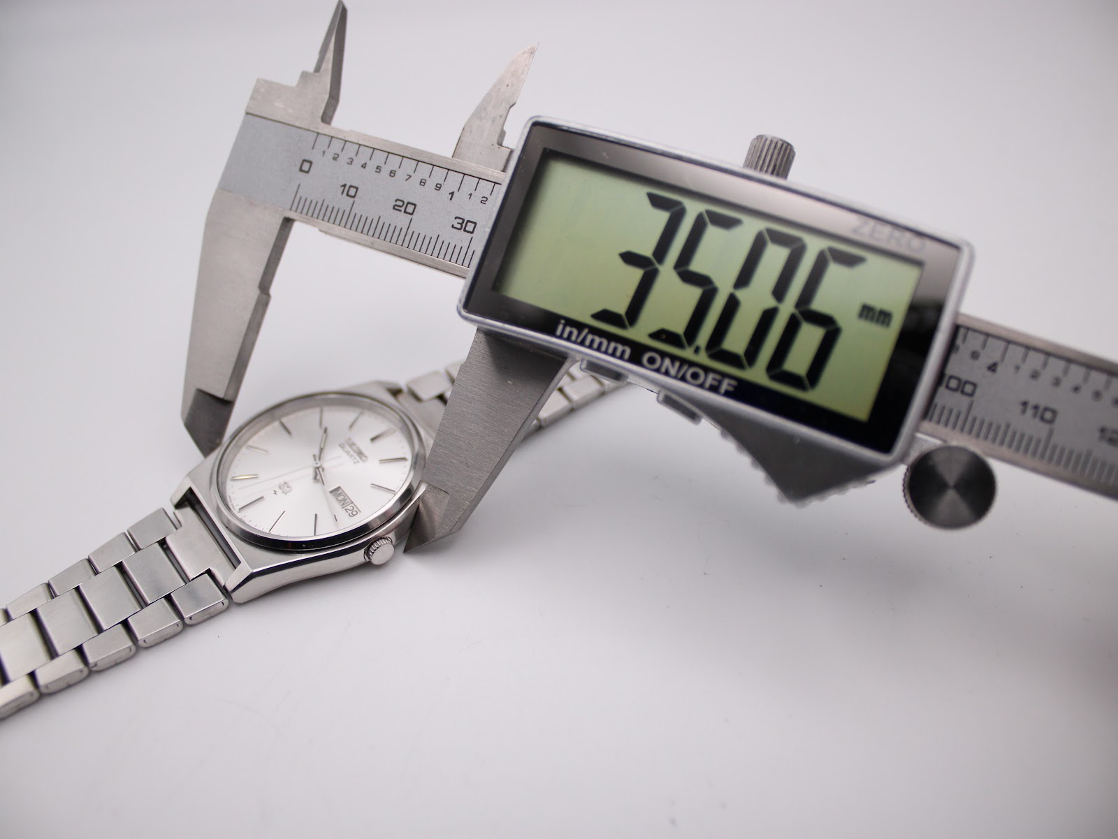 Digital caliper measuring the case diameter of the Seiko 6923-8000, displaying a precise 35.06mm.