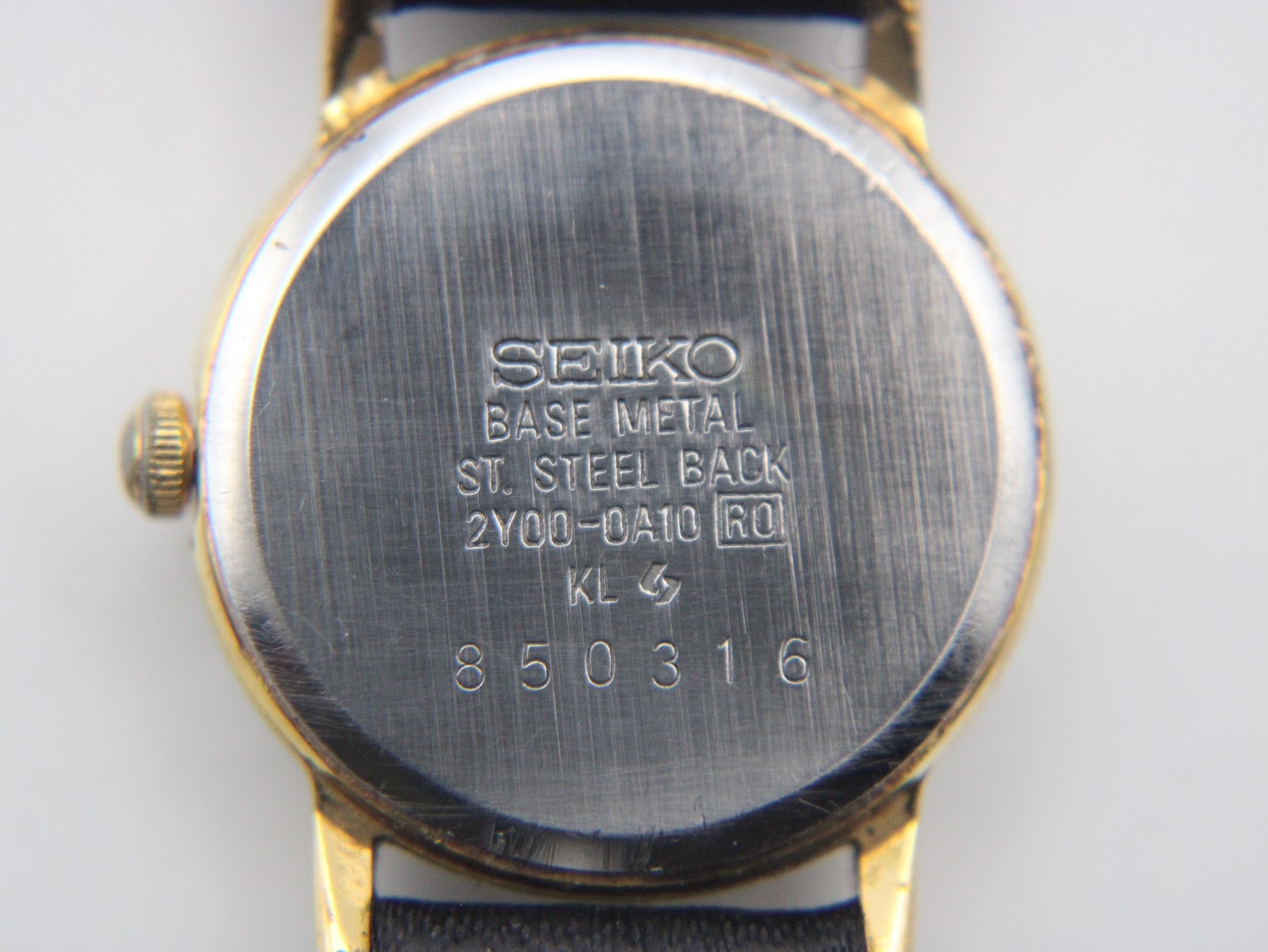 Close-up of the watch's stainless steel case back with Seiko branding, model 2Y00-0A10, and serial number 850316.