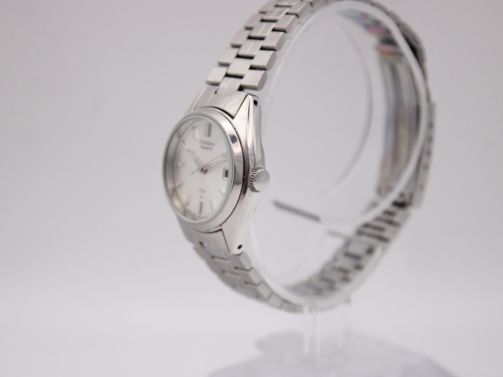 Side profile of the vintage Seiko watch showcasing its integrated stainless steel bracelet.
