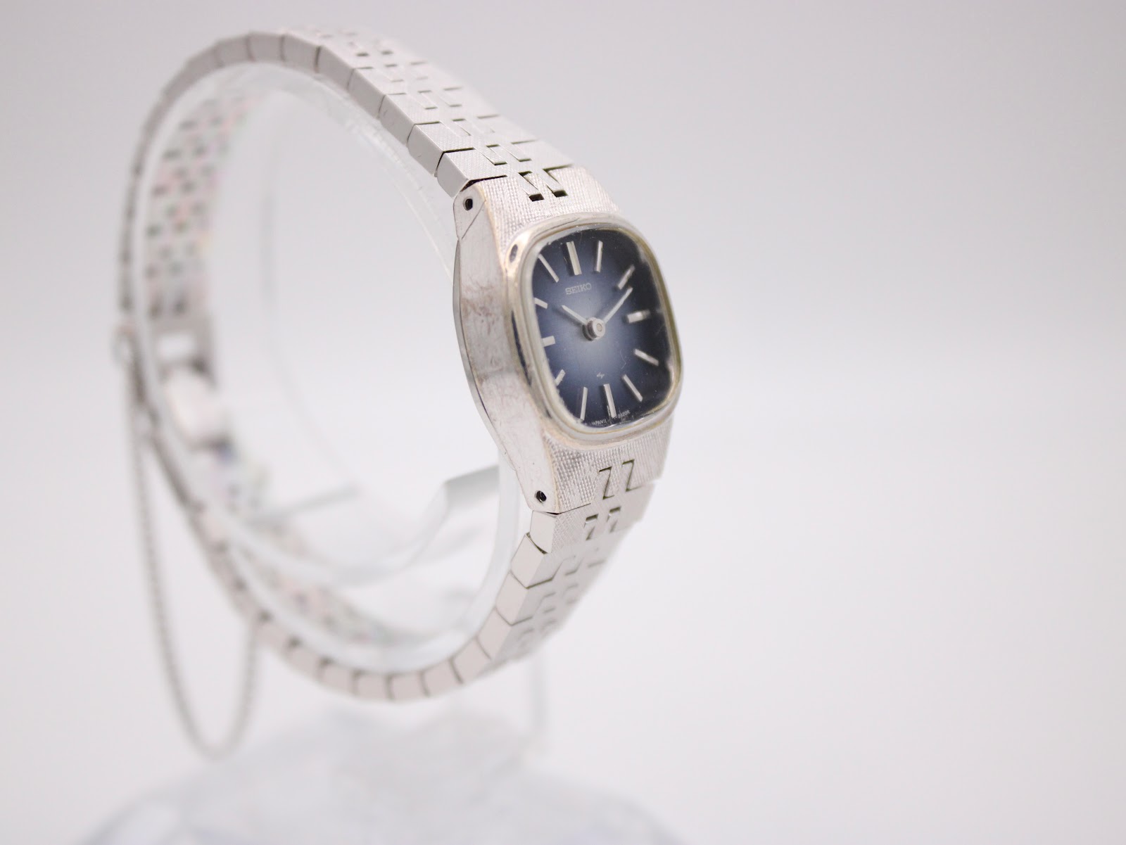Side view of the Seiko 11-3940 watch, highlighting the barrel-shaped case and bracelet texture.