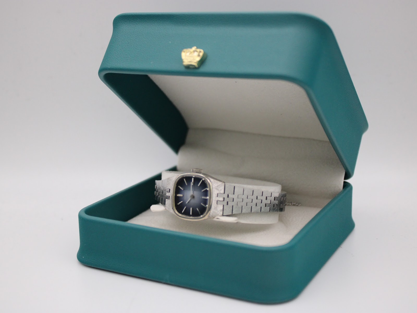 The vintage Seiko 11-3940 watch presented in a teal display box.