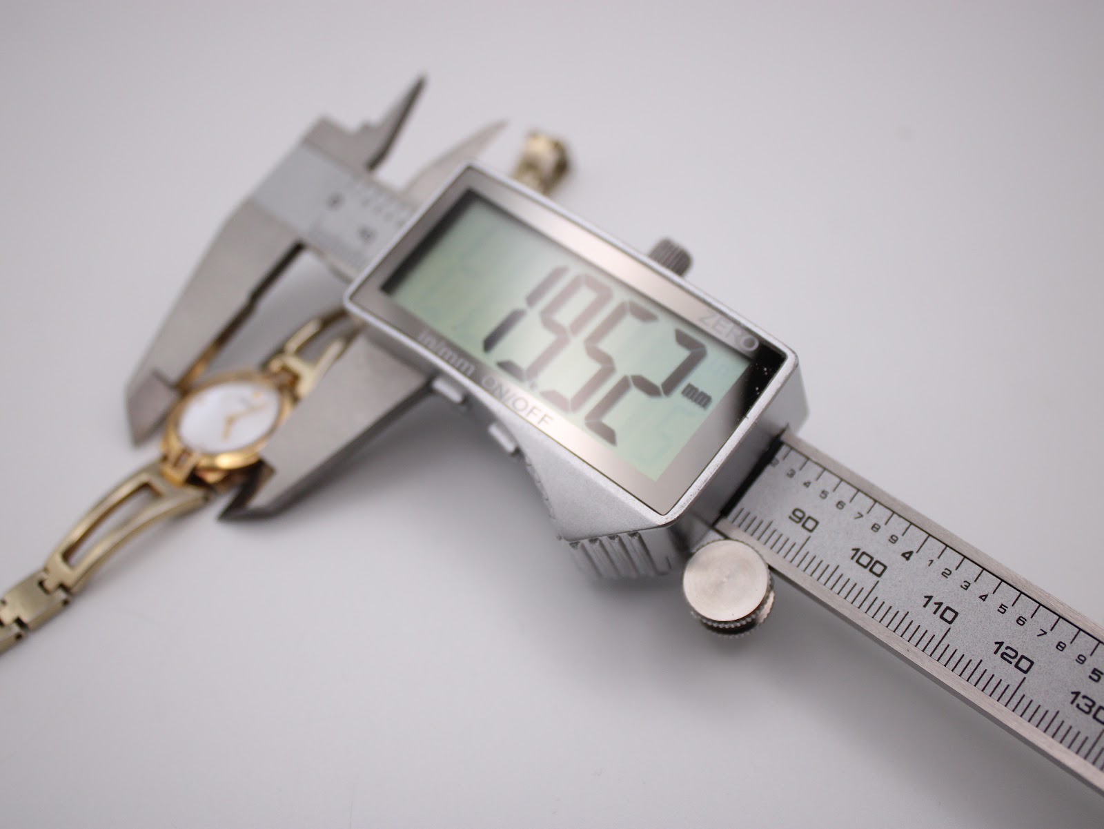 Digital caliper measuring the case diameter of the Seiko watch, showing a precise measurement of 19.52mm.