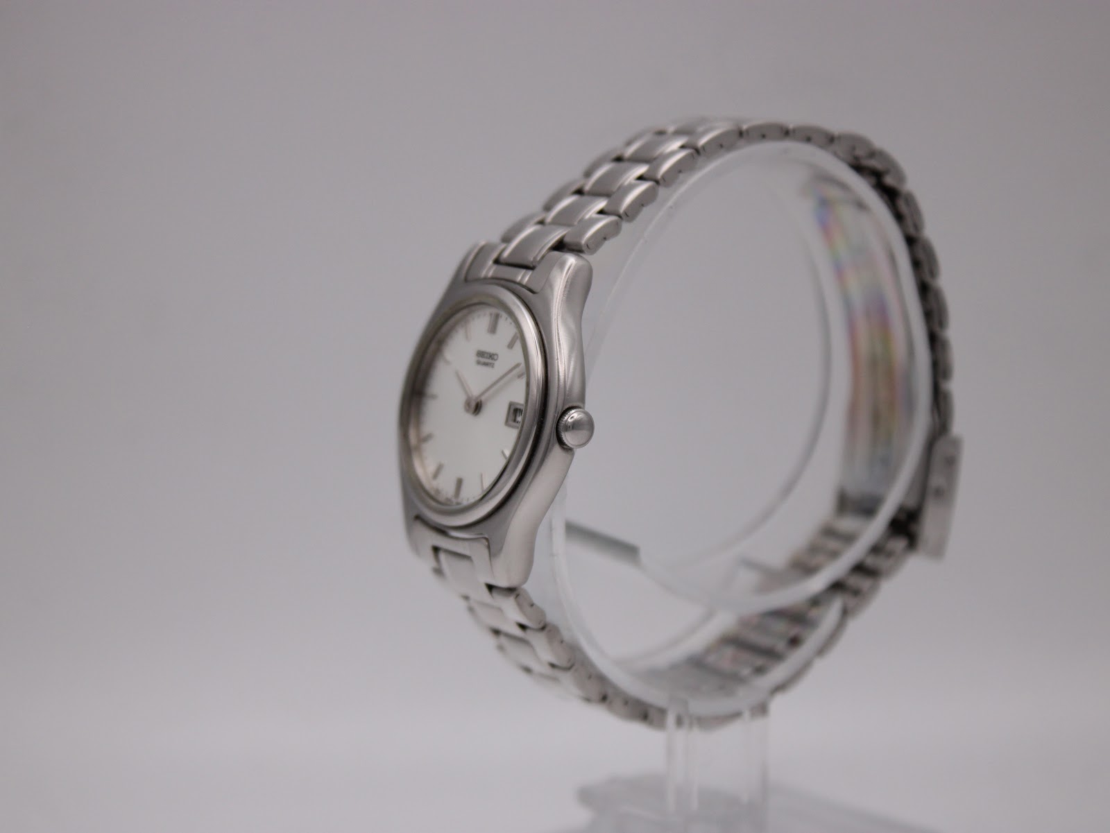 Side profile view of the Seiko 7N89-0021 watch case and integrated bracelet.