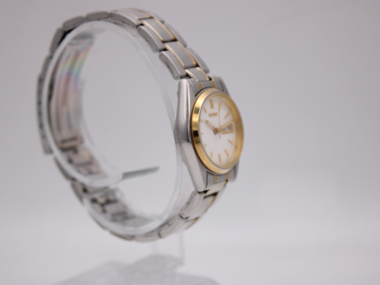 Detailed view of white dial on Seiko 7N83-0011 with gold-tone indices and hands.