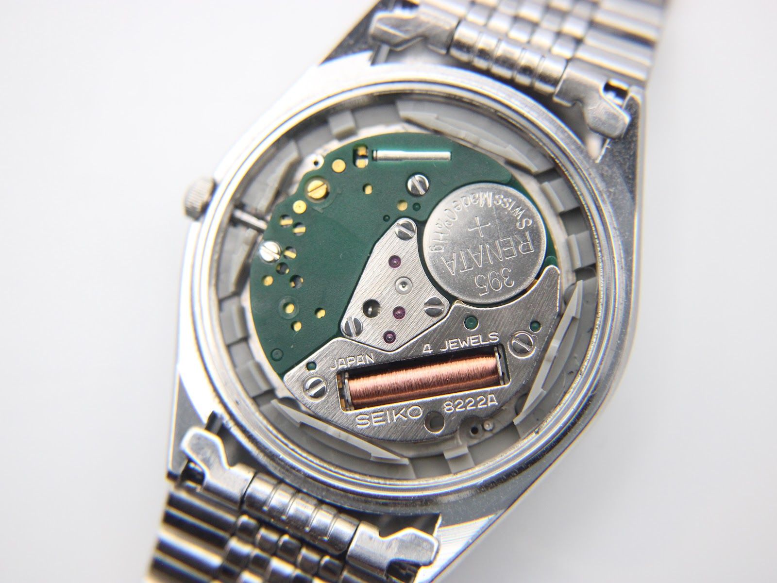 Interior view of the Seiko 8222A quartz movement with a Renata battery, marked "4 jewels" and "Japan".