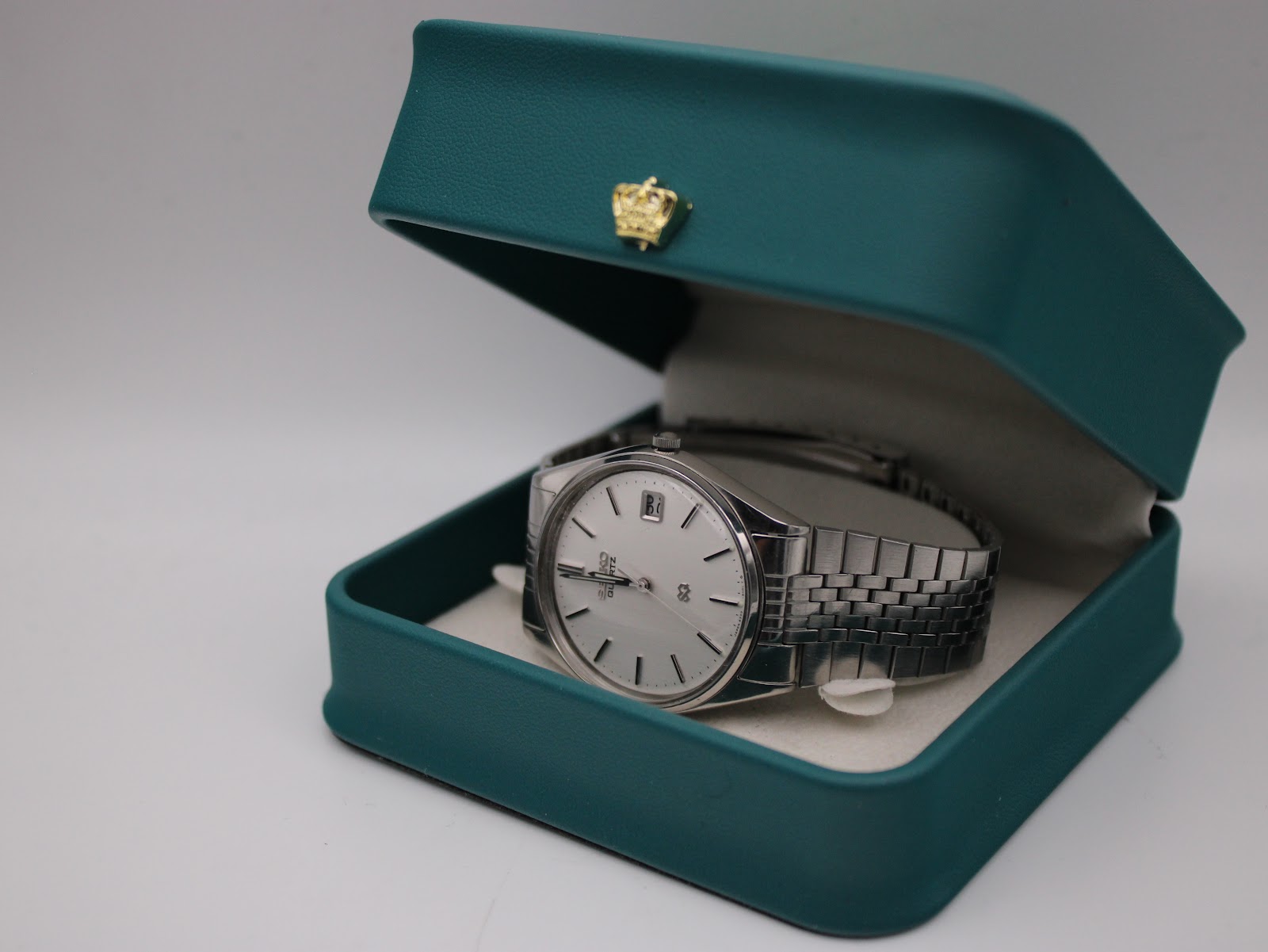 The Seiko 8222-8020 watch displayed in an open teal presentation box with a gold crown emblem.