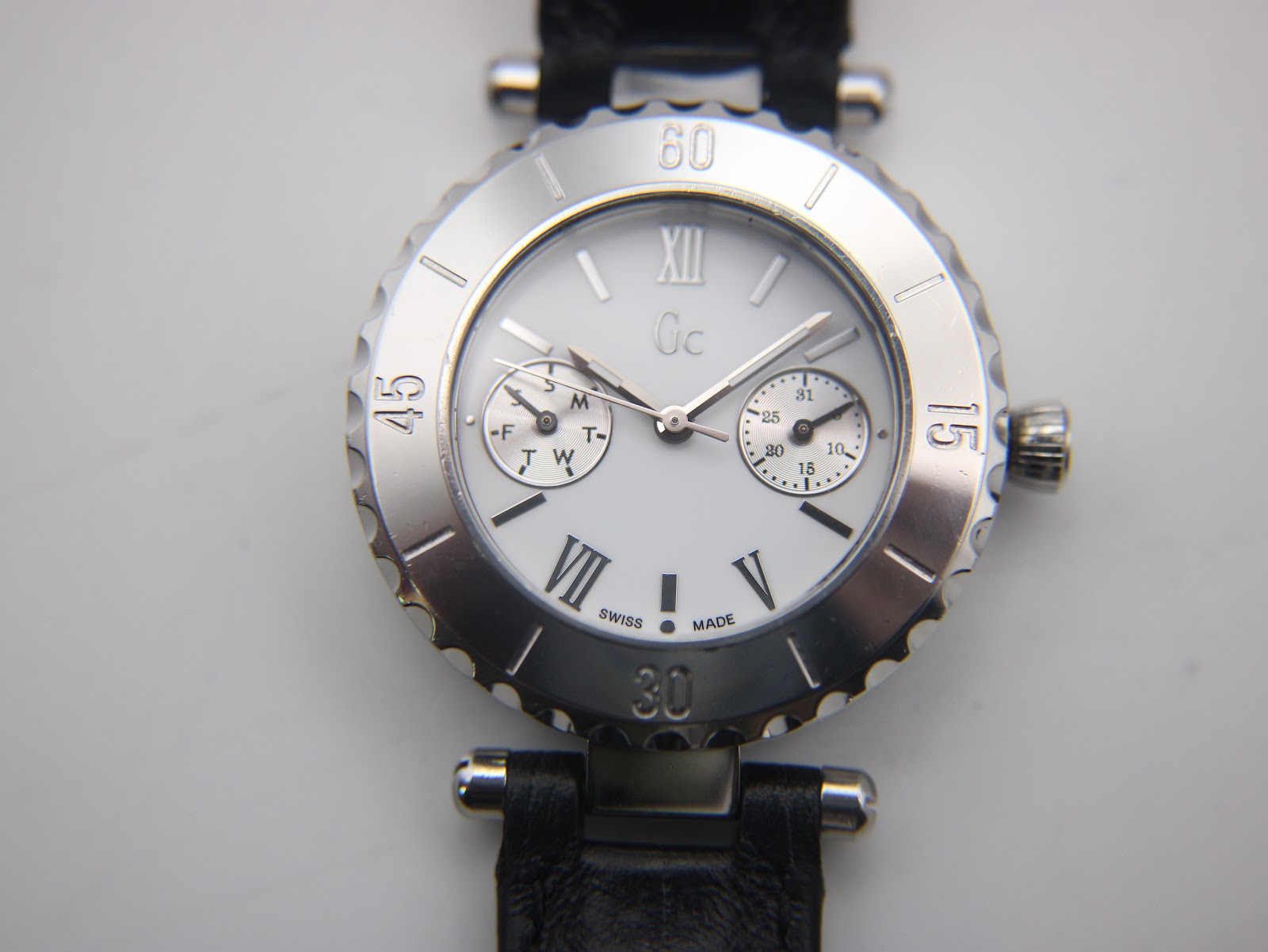 Close-up front view of the Gc Guess Collection dial, focusing on the sub-dials and 'swiss made' text.
