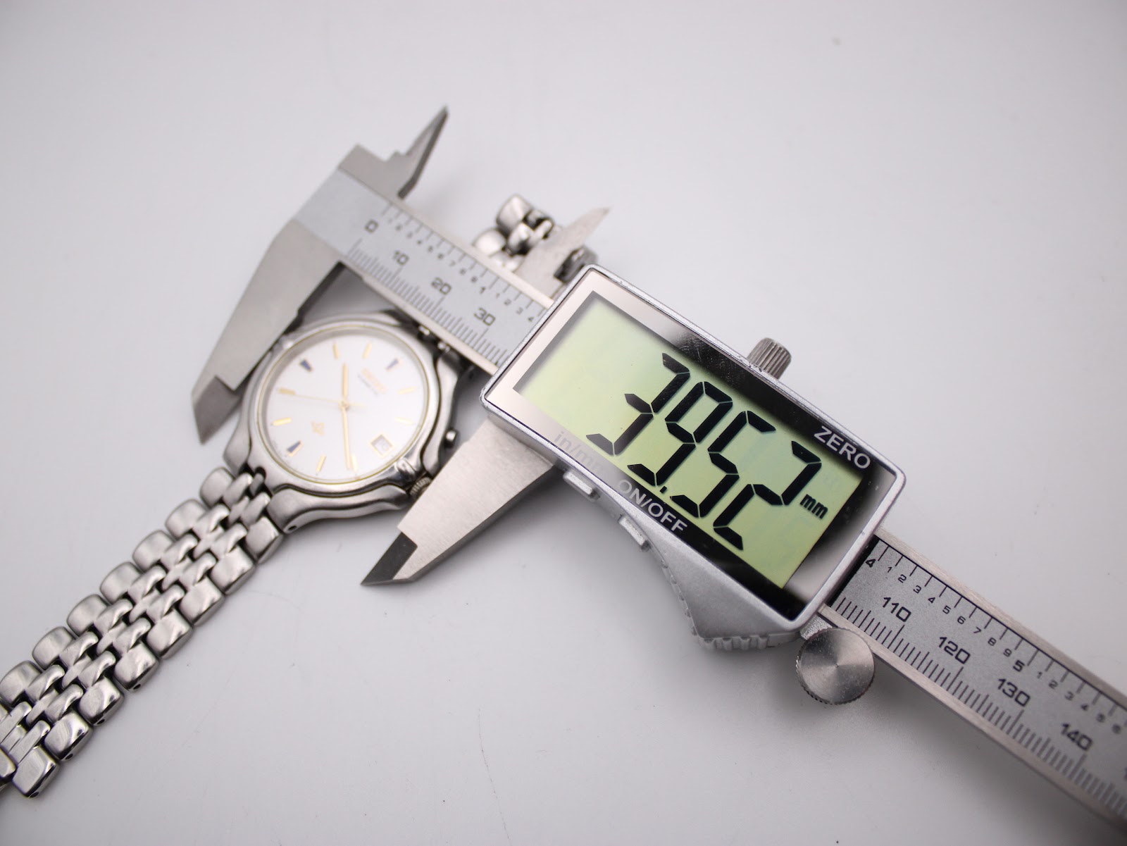 Seiko Kinetic watch being measured with a digital caliper showing 39.52mm case diameter.