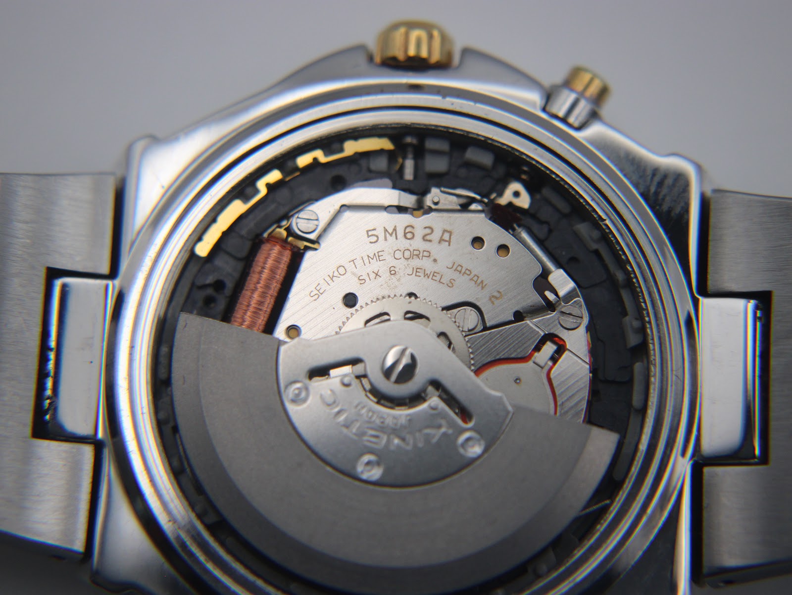 Macro shot of the Seiko 5M62A Kinetic movement inside the watch, with visible rotor and jewels.