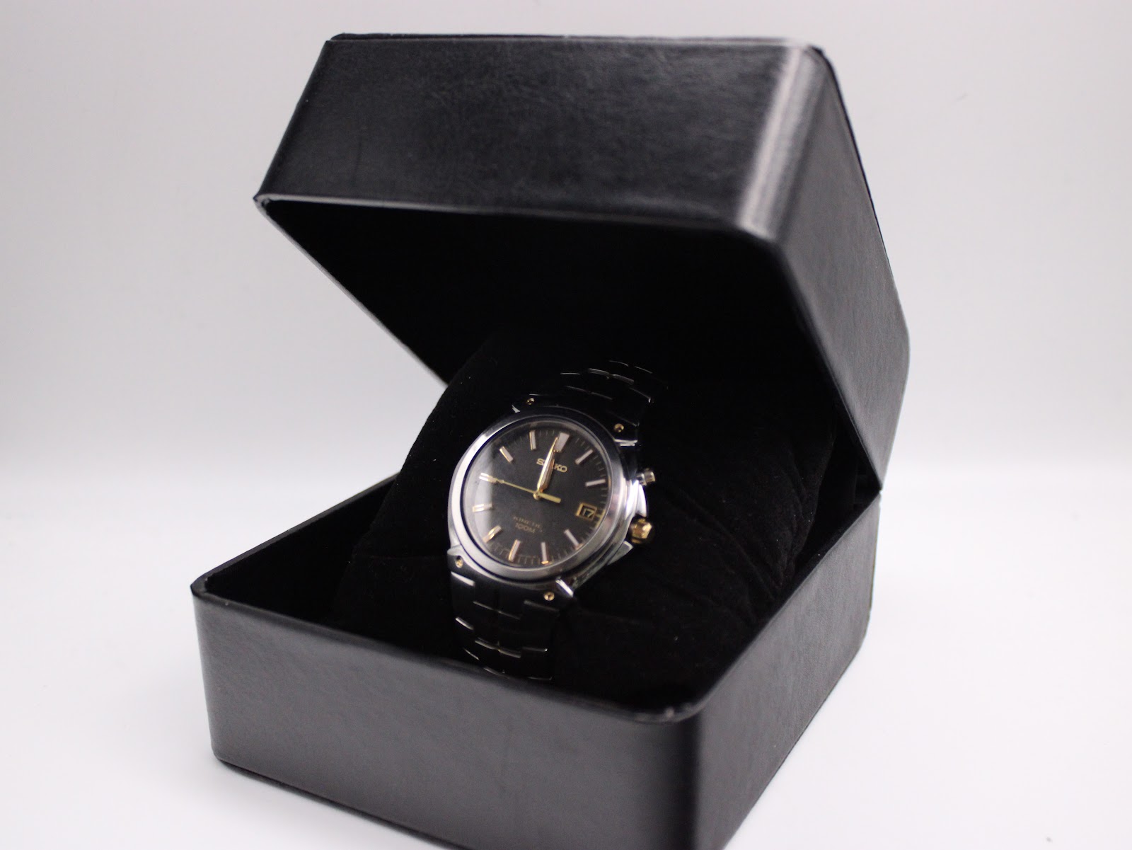 Seiko Kinetic watch displayed inside a generic black presentation box.