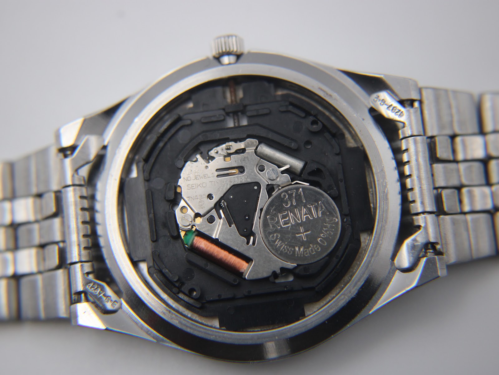 Internal view of the Seiko 7N43 quartz movement with a Renata 371 battery installed.
