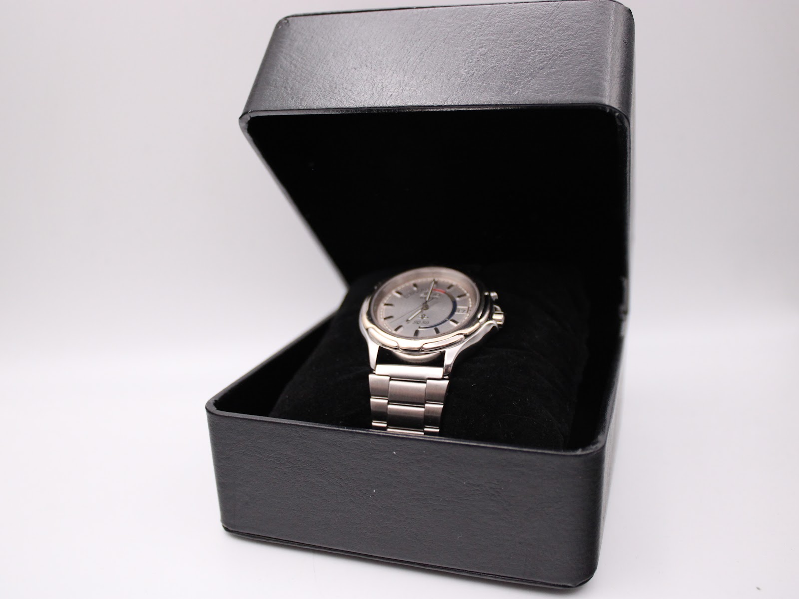 The Seiko Kinetic watch presented in a black watch box on a velvet cushion.