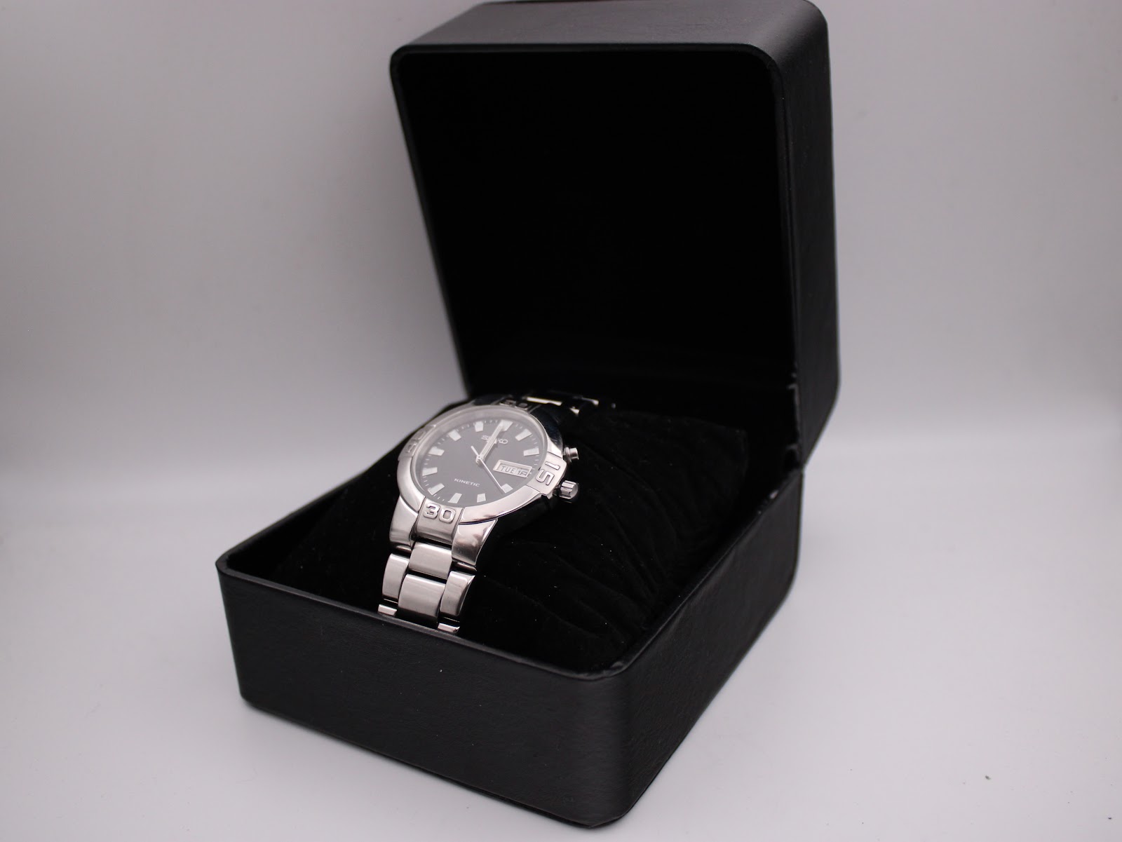 Seiko 5M43-0E90 kinetic watch presented inside a generic black velvet-lined display box.