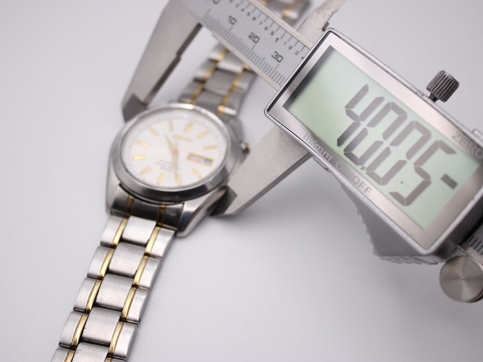 Digital caliper measuring the case diameter of the Seiko watch at 40.05mm.