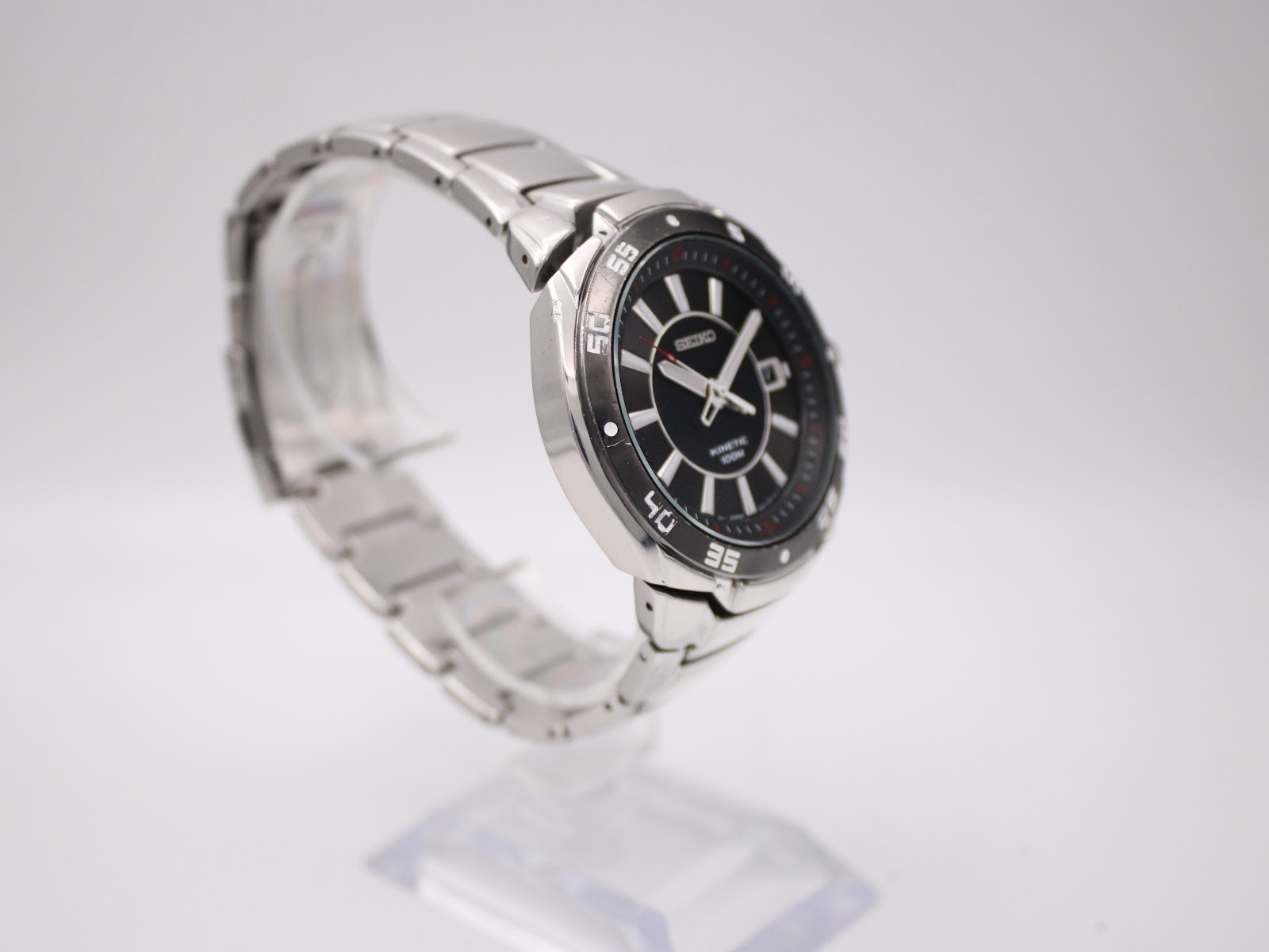 Another angled view of the Seiko Kinetic watch highlighting the numbered bezel and integrated bracelet.