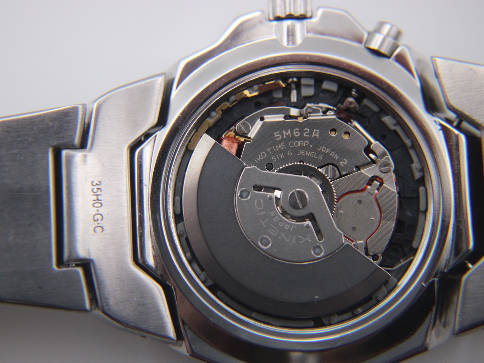 Close-up of the Seiko 5M62A kinetic movement with its rotor, visible jewels, and 'KINETIC' engraving.