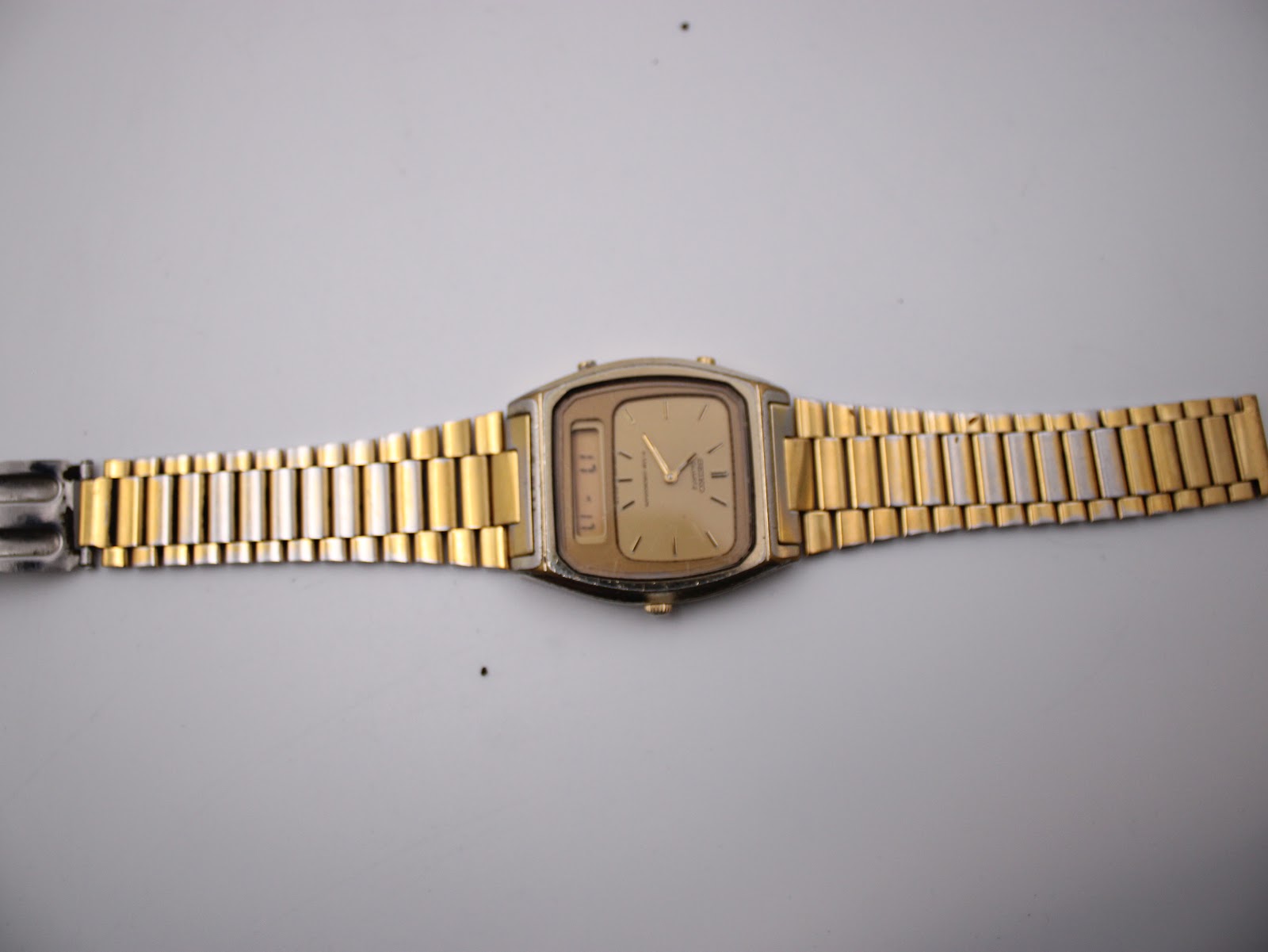 Full view of the SEIKO H448-5000 watch laid flat, displaying the bracelet from end to end.
