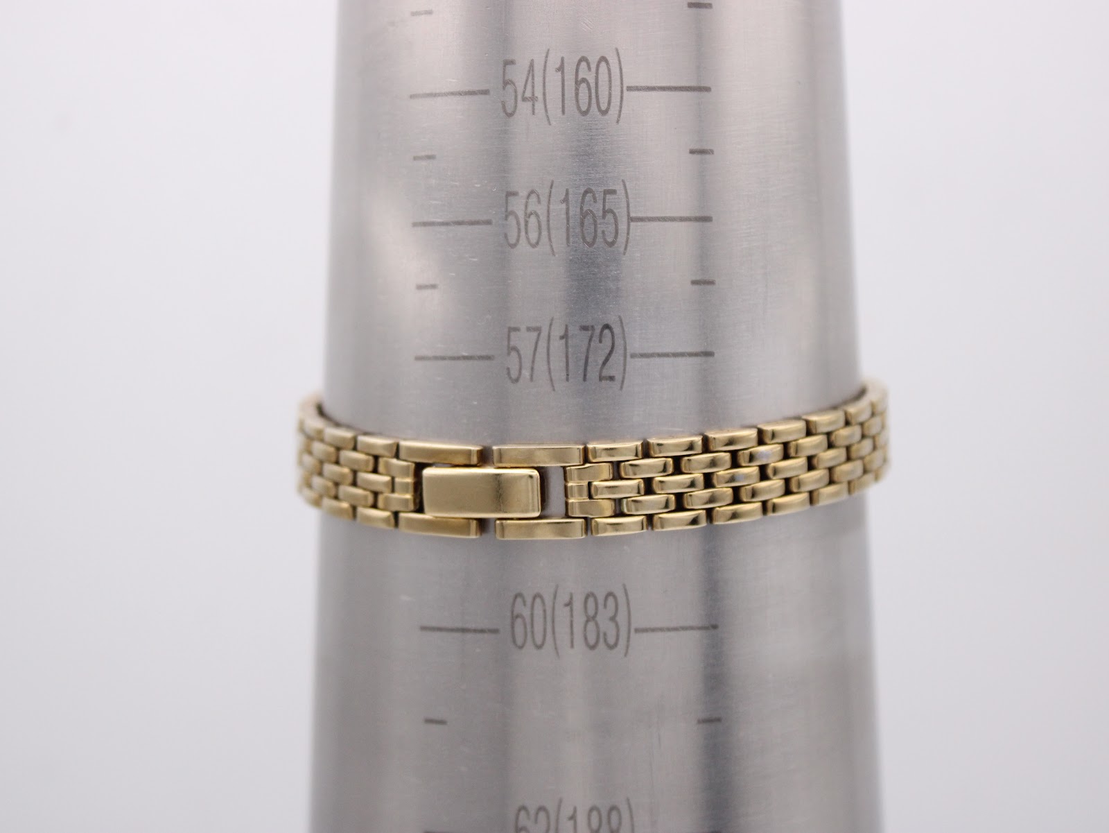 Watch bracelet measured on a wrist sizing cone, showing a wrist circumference of approximately 172mm.