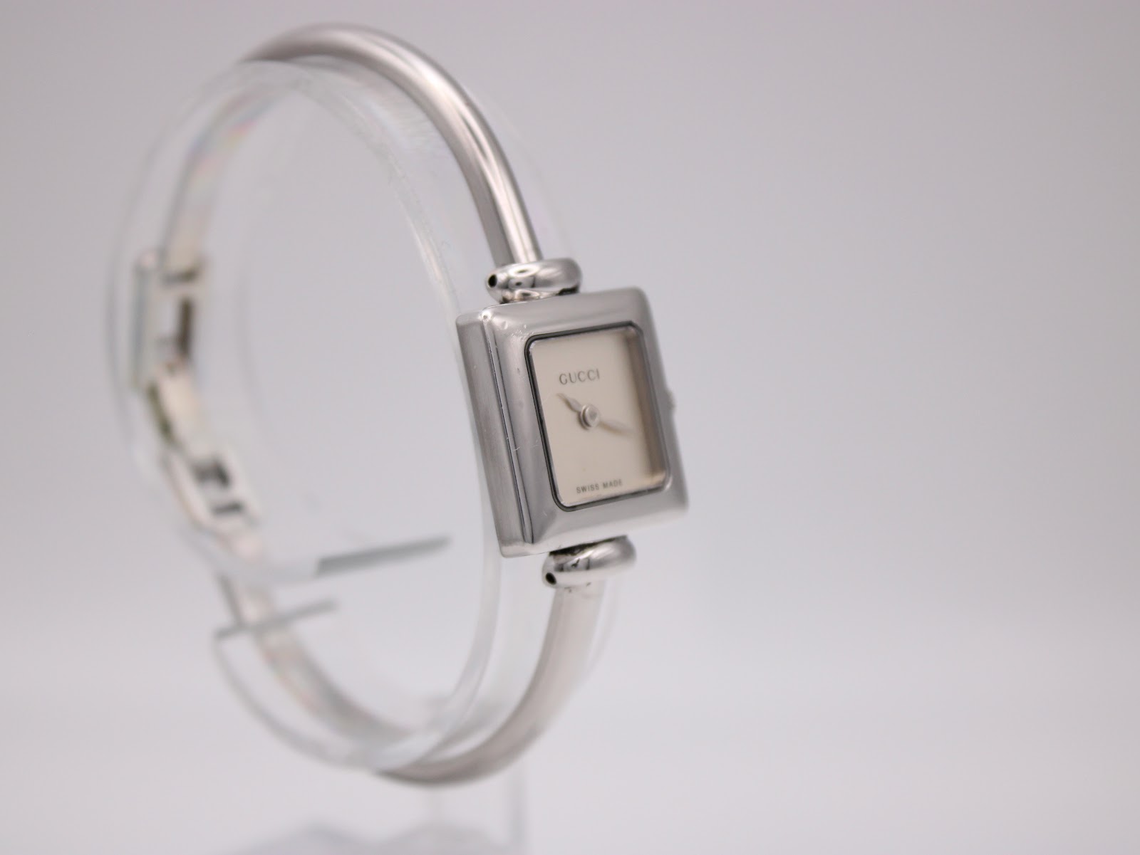 Another angled view of the Gucci 1900 L watch, highlighting the case and the continuous bangle design.