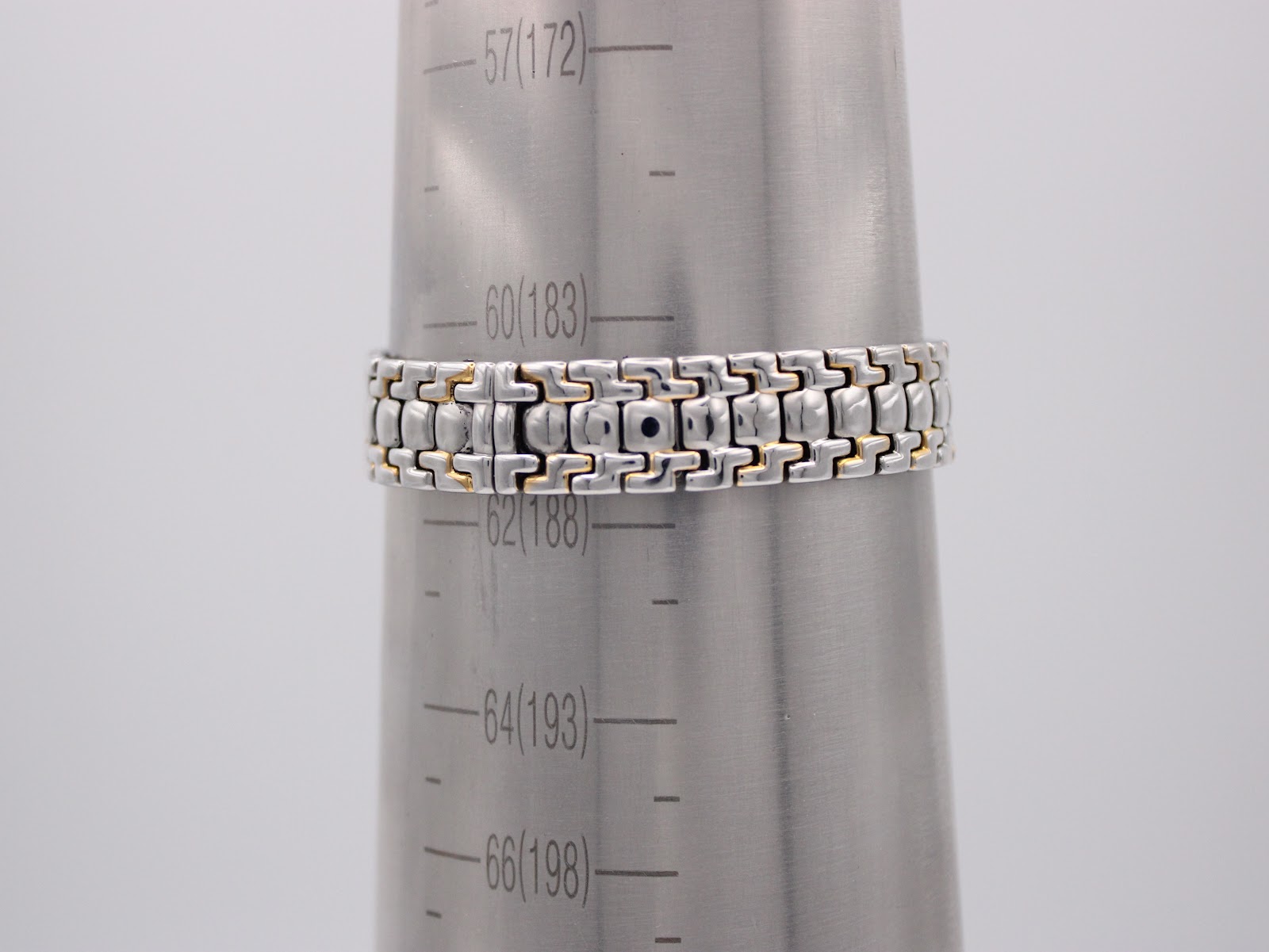 The watch bracelet on a sizing gauge, indicating a wrist circumference of approximately 191mm.