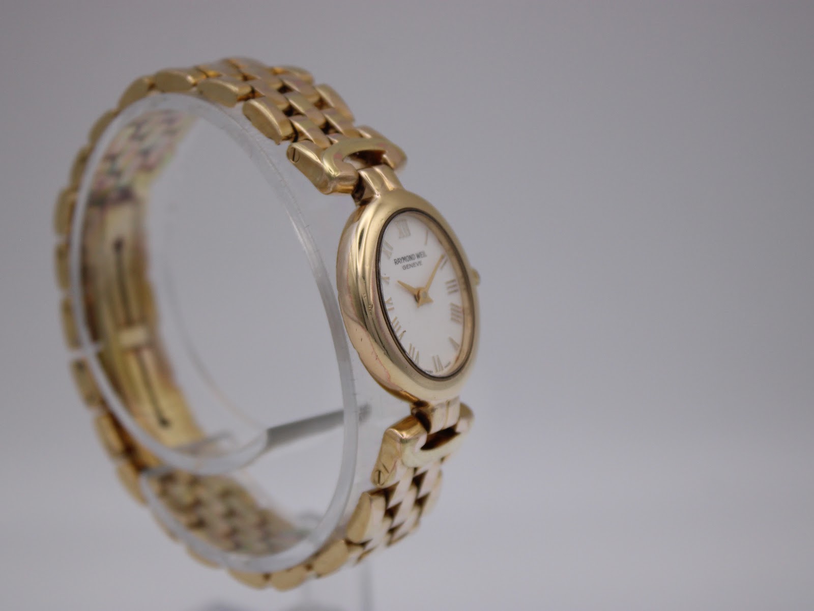 Another angled side view of the Raymond Weil 5889 watch, highlighting the profile of the case and the design of the gold-tone bracelet.