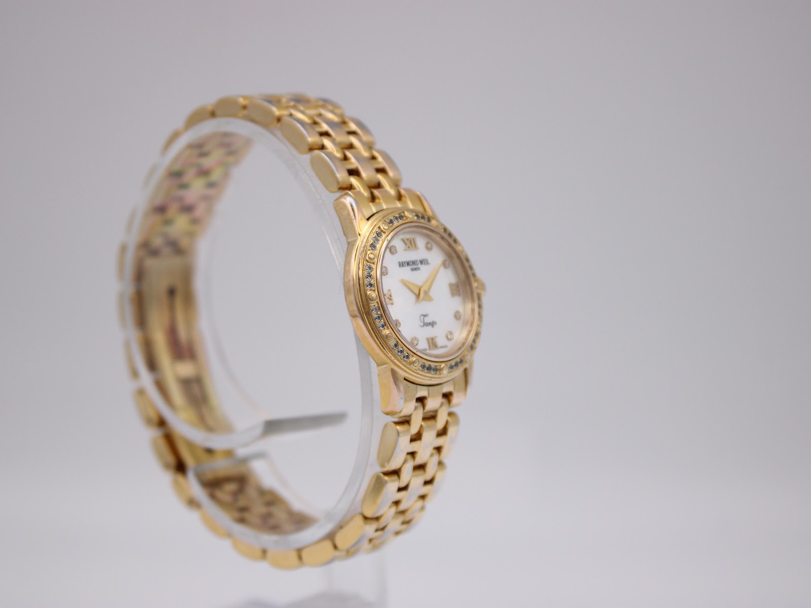 Another angled side view of the Raymond Weil Tango watch, focusing on the profile of the case and the bracelet links.
