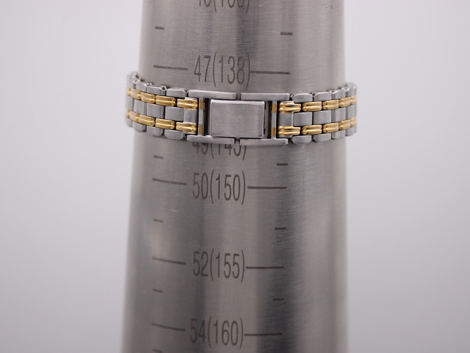 Watch bracelet wrapped around a wrist sizing gauge, indicating a circumference of 14.5 cm.