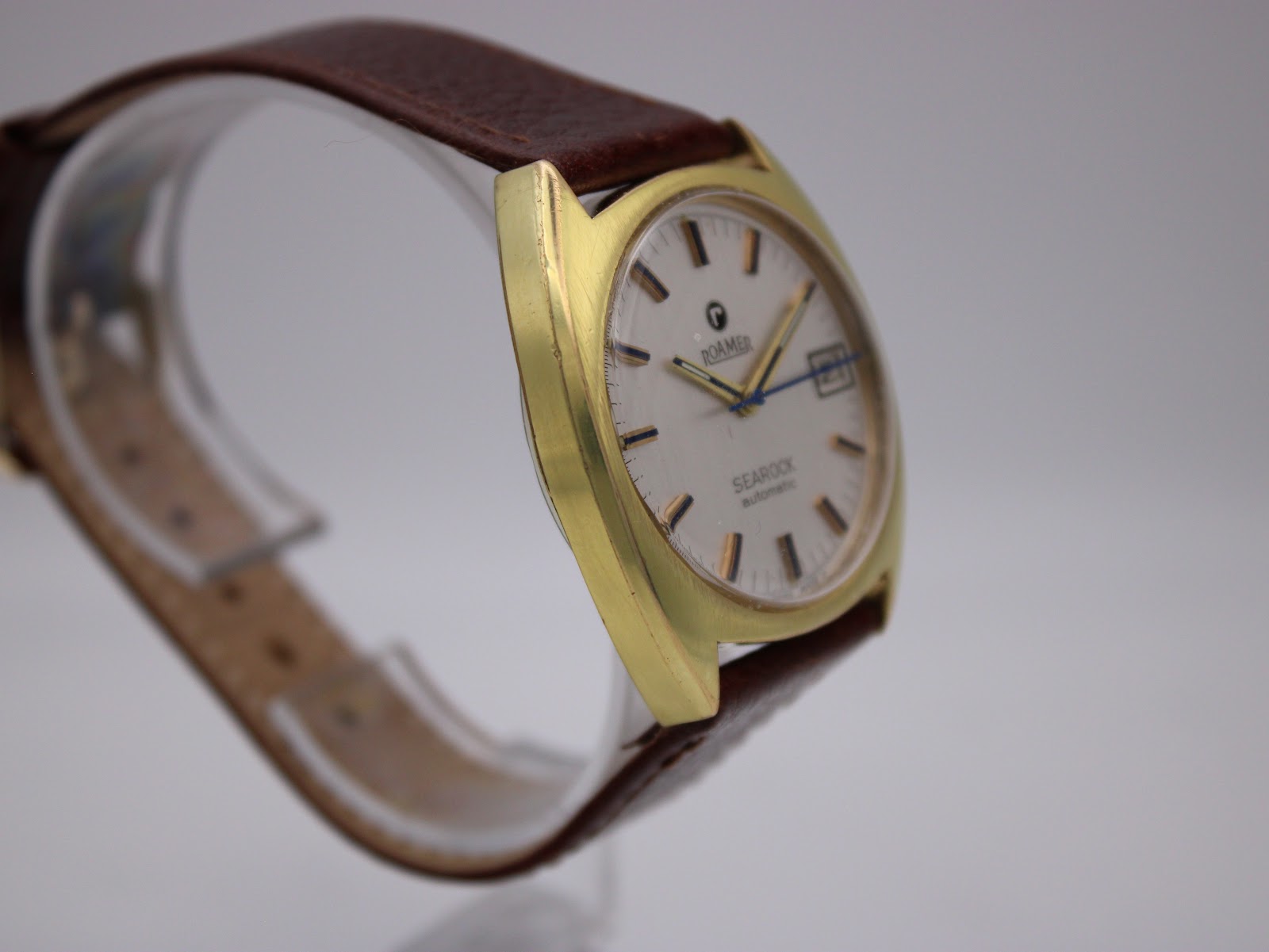 Another angled side view of the Roamer Searock, highlighting the case shape and strap.