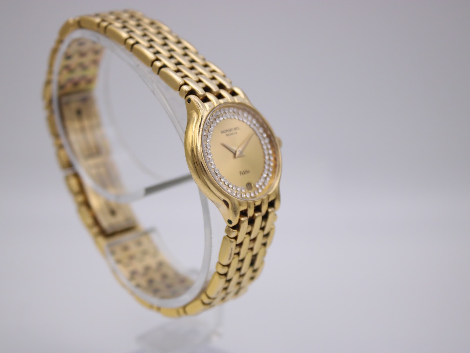 Another angled view of the Raymond Weil Fidelio gold watch highlighting the bracelet links and crown.