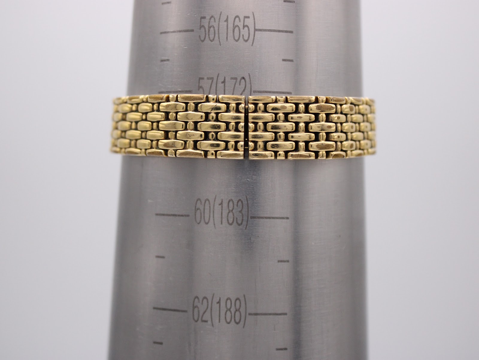 Bracelet of the Raymond Weil Fidelio watch on a wrist sizing gauge, indicating a maximum wrist size of 165mm / 16.5cm.