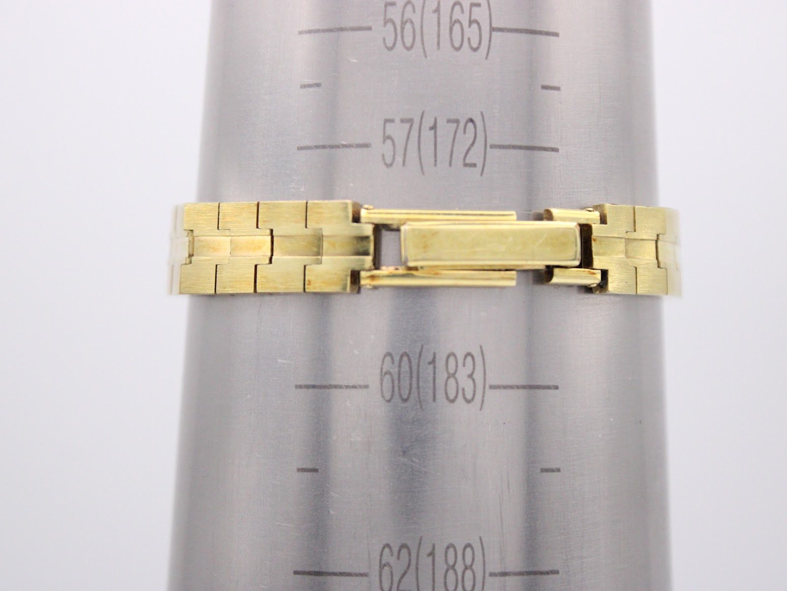 The watch bracelet wrapped around a watch sizing cone, indicating a wrist circumference of approximately 17.2 cm.