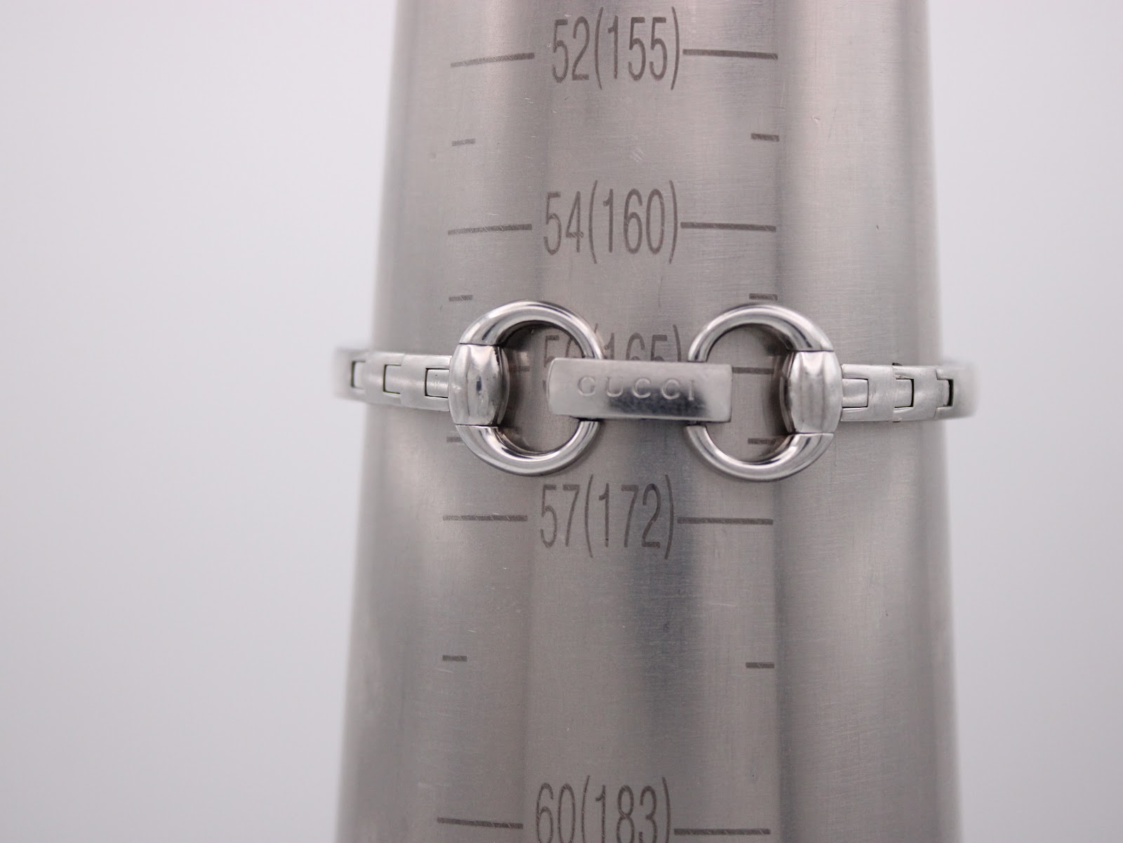 The Gucci 109 watch displayed on a wrist sizing mandrel, indicating a 165mm circumference fit.