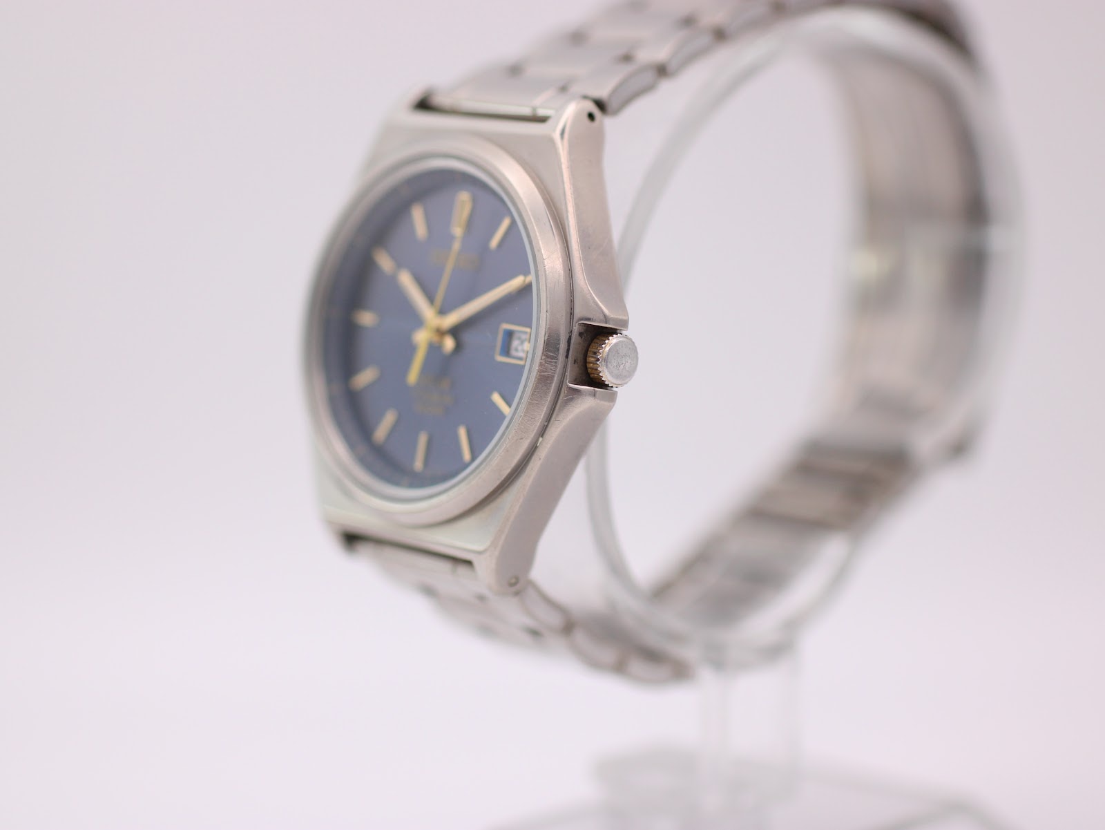 Seiko V145-0AA0 solar titanium watch with striking blue