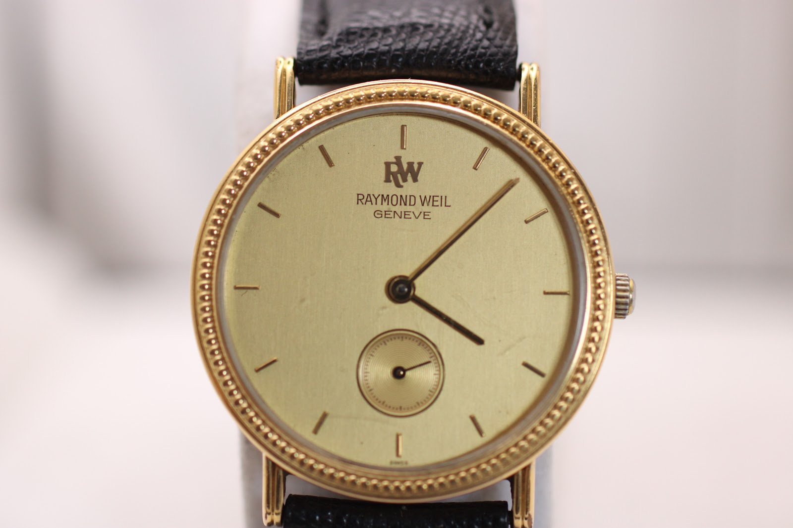 Close-up of the Raymond Weil 9825 champagne dial showing minimalist baton markers.