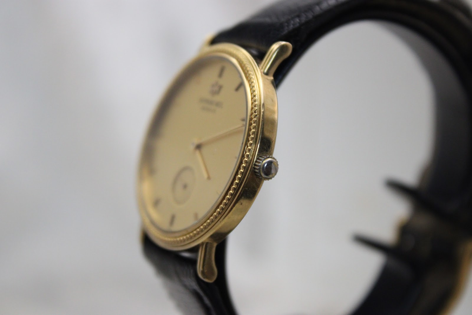 Back view of the Raymond Weil Genève 9825 case showing gold plating and case back marks.
